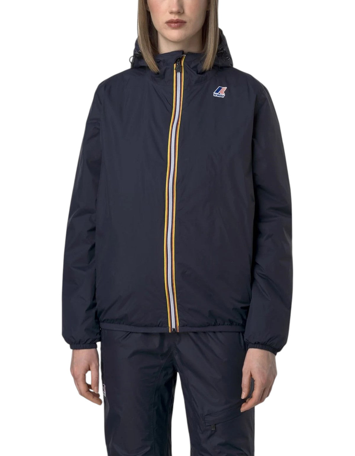 Modella indossa giacca K-Way Le Vrai 4.0 Claude Warm nera con zip iconica multicolore, proposta da DevidLabel