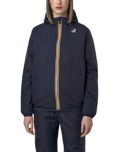 Modella indossa giacca K-Way Le Vrai 4.0 Claude Warm nera con zip iconica multicolore, proposta da DevidLabel