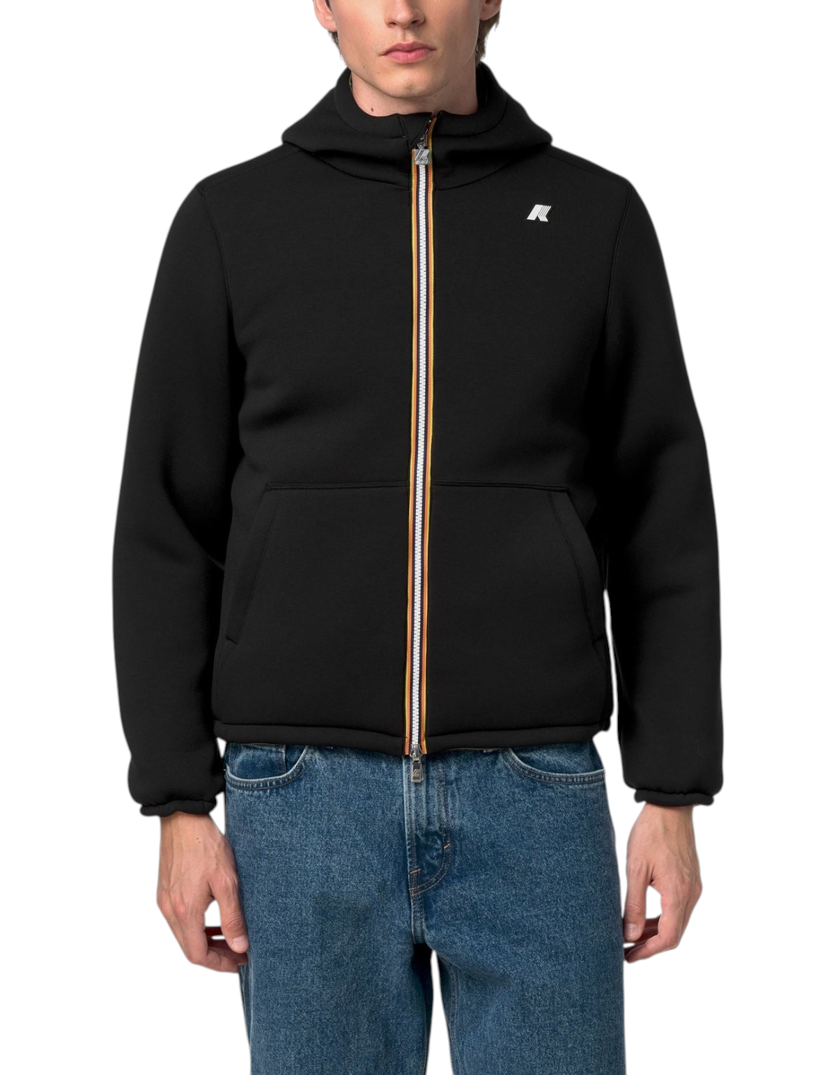 Giacca K-Way Jack Spacer Nylon Double nera indossata da un uomo, con zip frontale iconica e logo DevidLabel