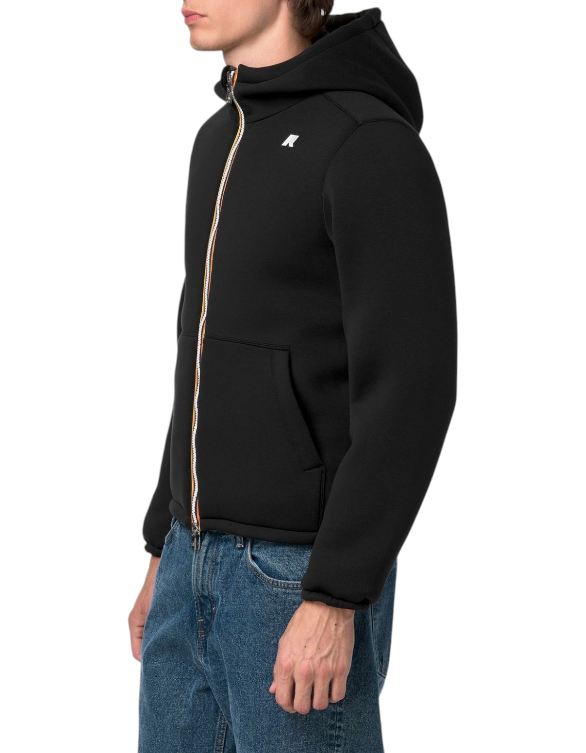 Giacca K-Way Jack Spacer Nylon Double nera indossata da un uomo con jeans, vista laterale con cappuccio e zip