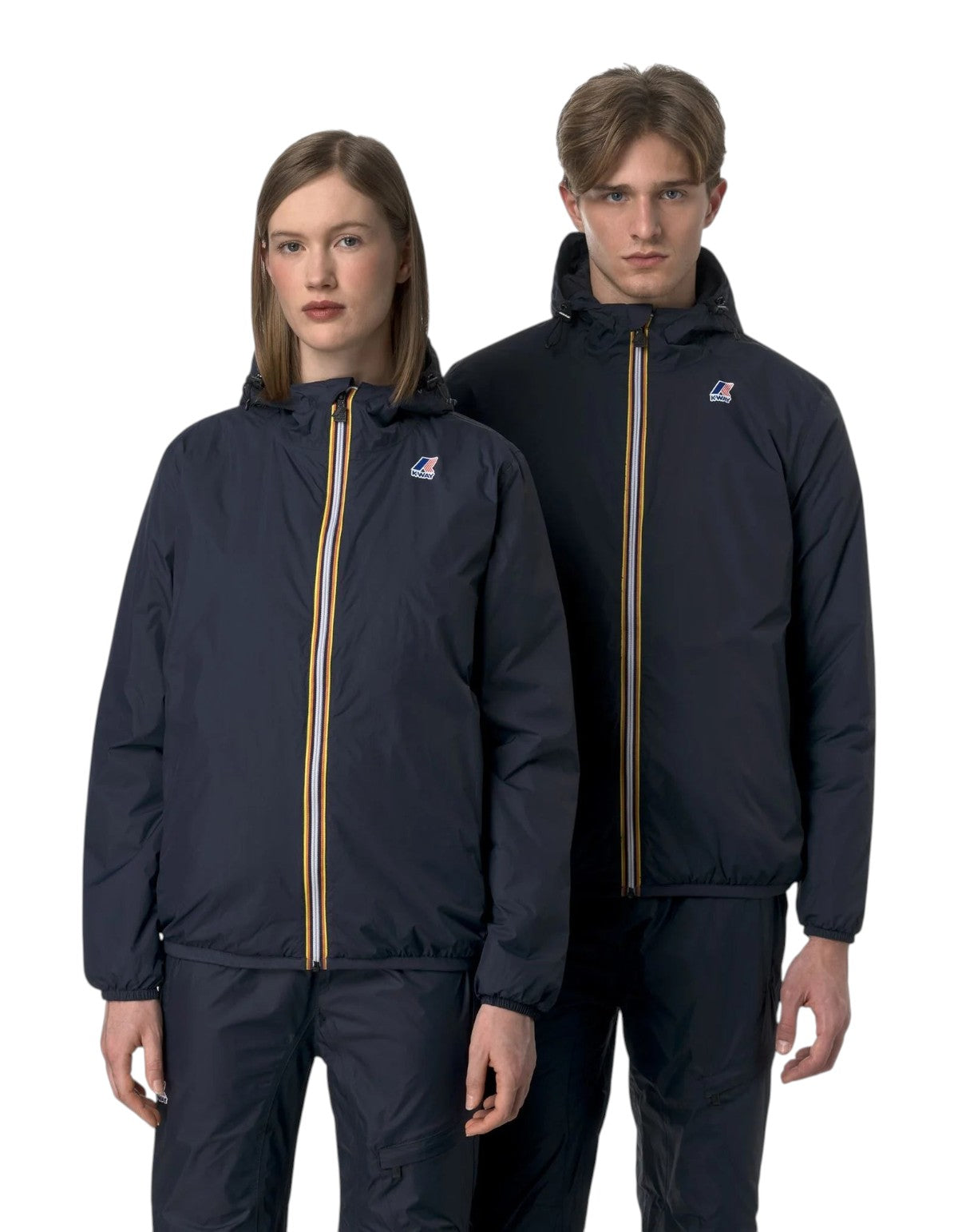 Modello e modella indossano giacche K-Way Le Vrai 4.0 Claude Warm nere DevidLabel con zip iconica e cappuccio