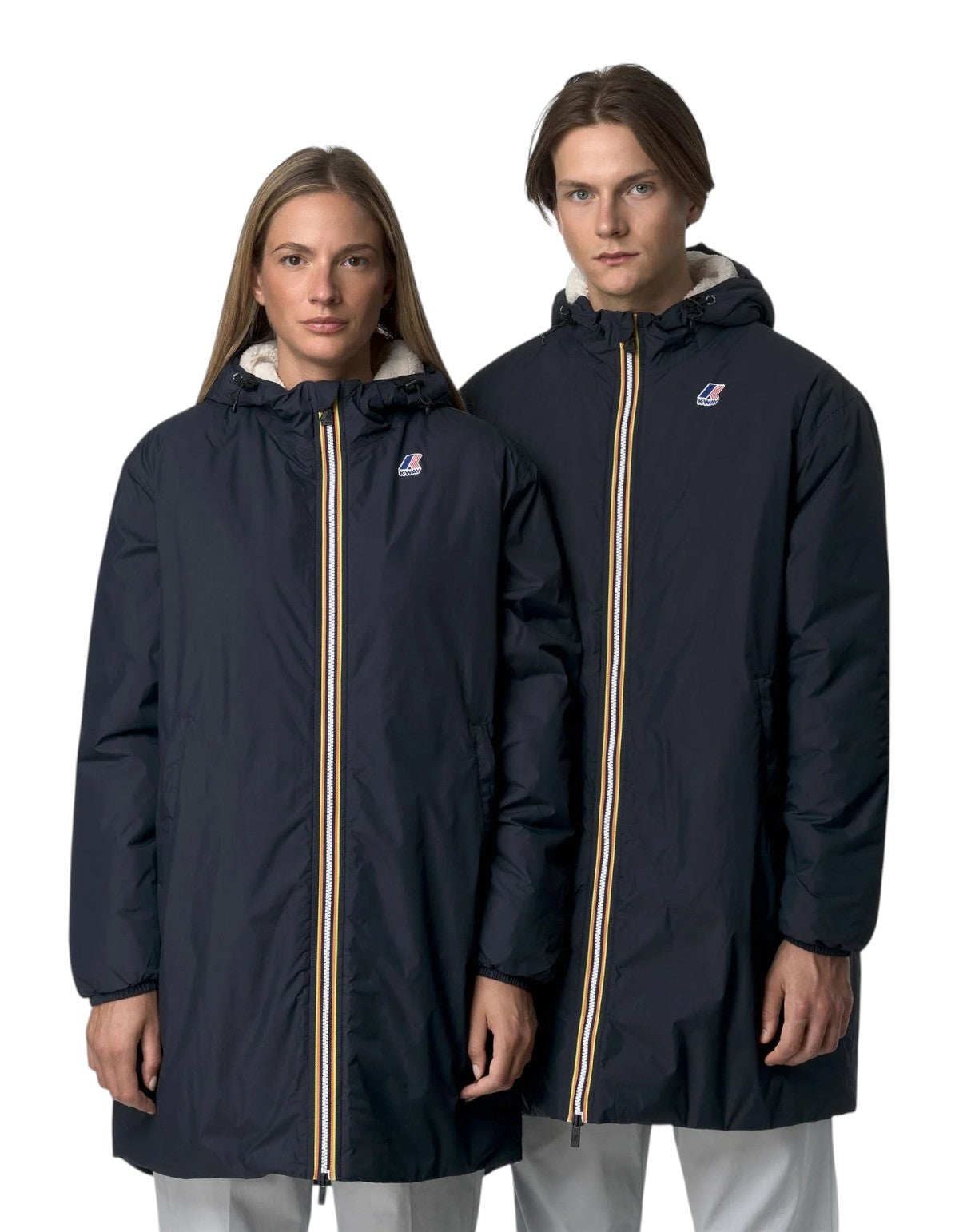 Modelli indossano giacca unisex K-Way Le Vrai 4.0 Eiffel East Orsetto blu scuro con interno in pile da DevidLabel