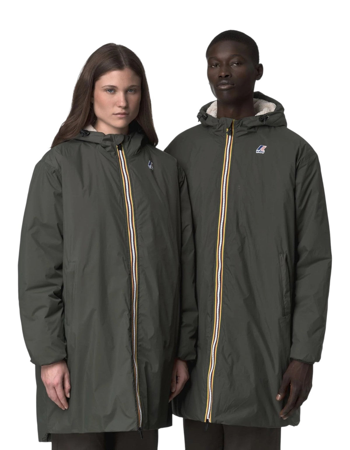 Modello e modella indossano la giacca unisex DevidLabel K-Way Le Vrai 4.0 Eiffel Orsetto verde scuro con zip iconica