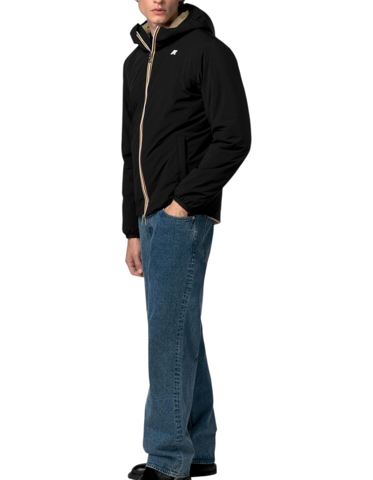 Modello DevidLabel indossa giacca K-Way Jack ST Warm Double reversibile nera e beige con cappuccio e zip frontale