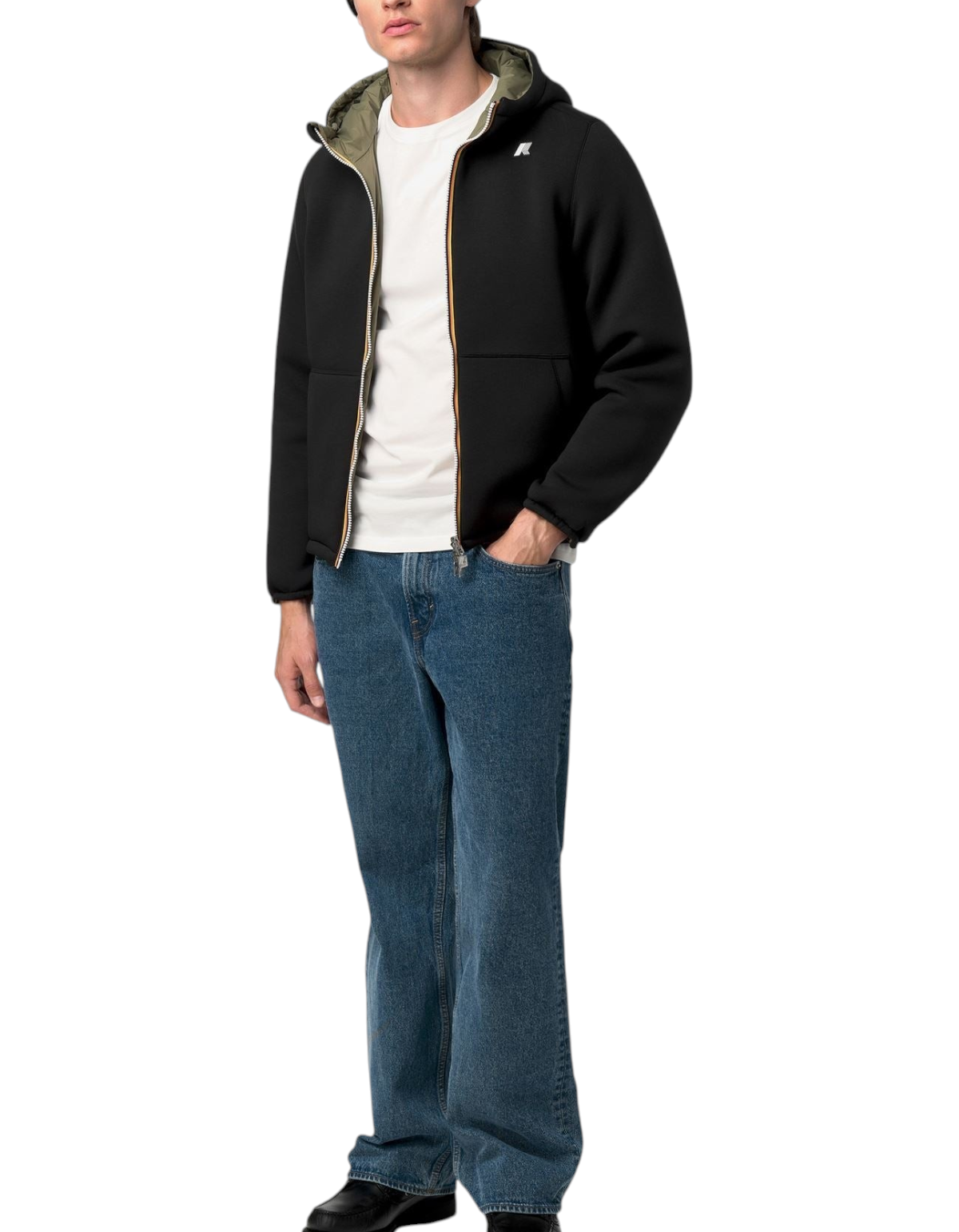 Modello indossa giacca K-Way Jack Spacer Nylon Double reversibile nera e verde militare con zip frontale
