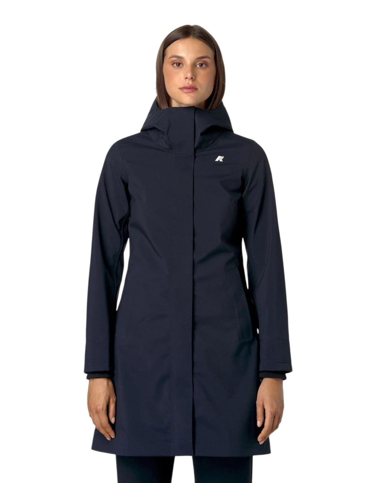 Modella indossa giacca K-Way Stephy Bonded blu scuro con cappuccio, stile urbano tecnico, collezione DevidLabel