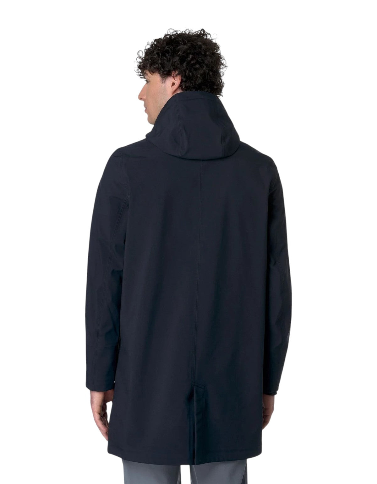 Vista posteriore della giacca K-Way Thomas Bonded blu scuro con cappuccio, indossata da un uomo, DevidLabel