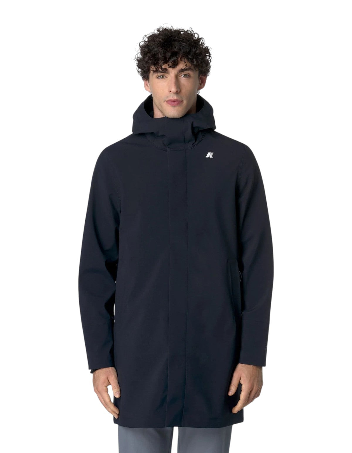 Modello indossa giacca K-Way Thomas Bonded blu scuro con cappuccio, stile tecnico urbano di DevidLabel