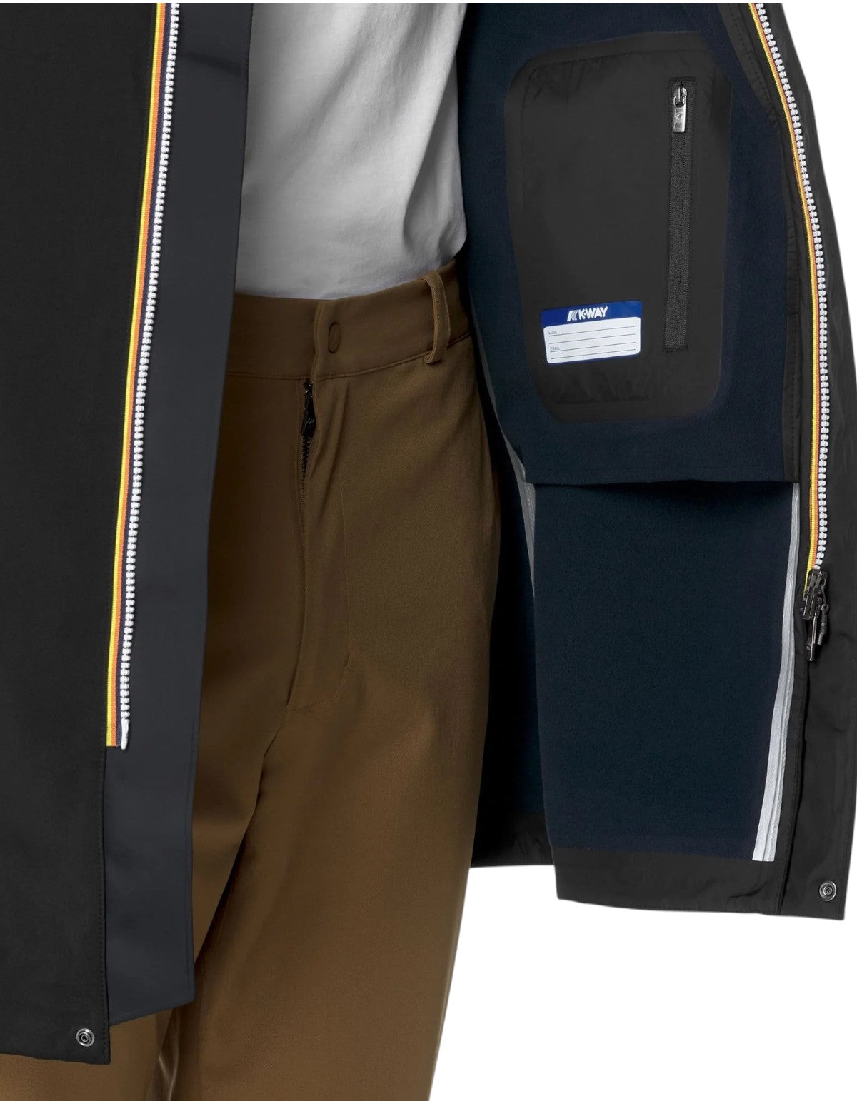 Dettaglio interno della giacca DevidLabel K-Way Thomas Bonded nera con fodera blu e tasca con etichetta identificativa