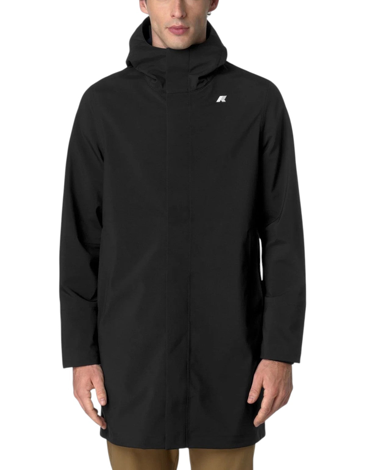 Giacca K-Way Thomas Bonded nera da uomo indossata da un modello, design tecnico e urbano DevidLabel