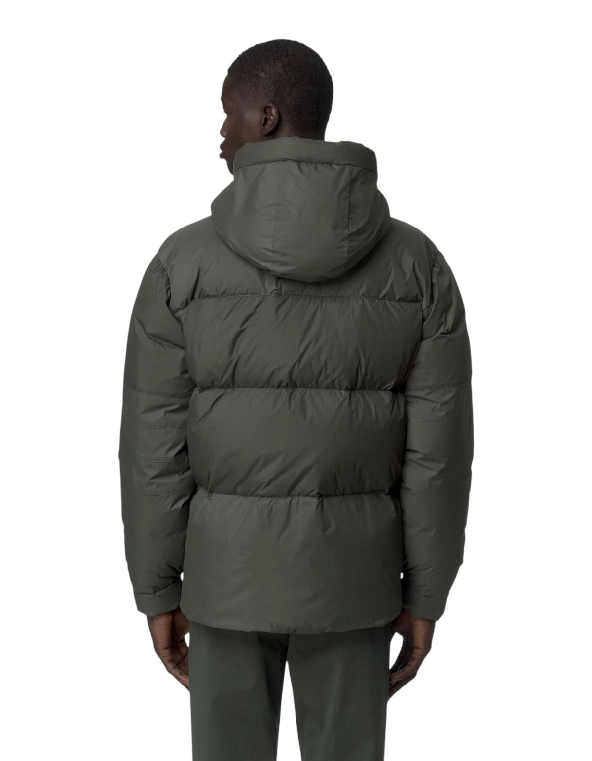 Giacca imbottita K-Way Le Vrai 4.0 Aurele Heavy Warm color verde scuro indossata da un modello, vista posteriore