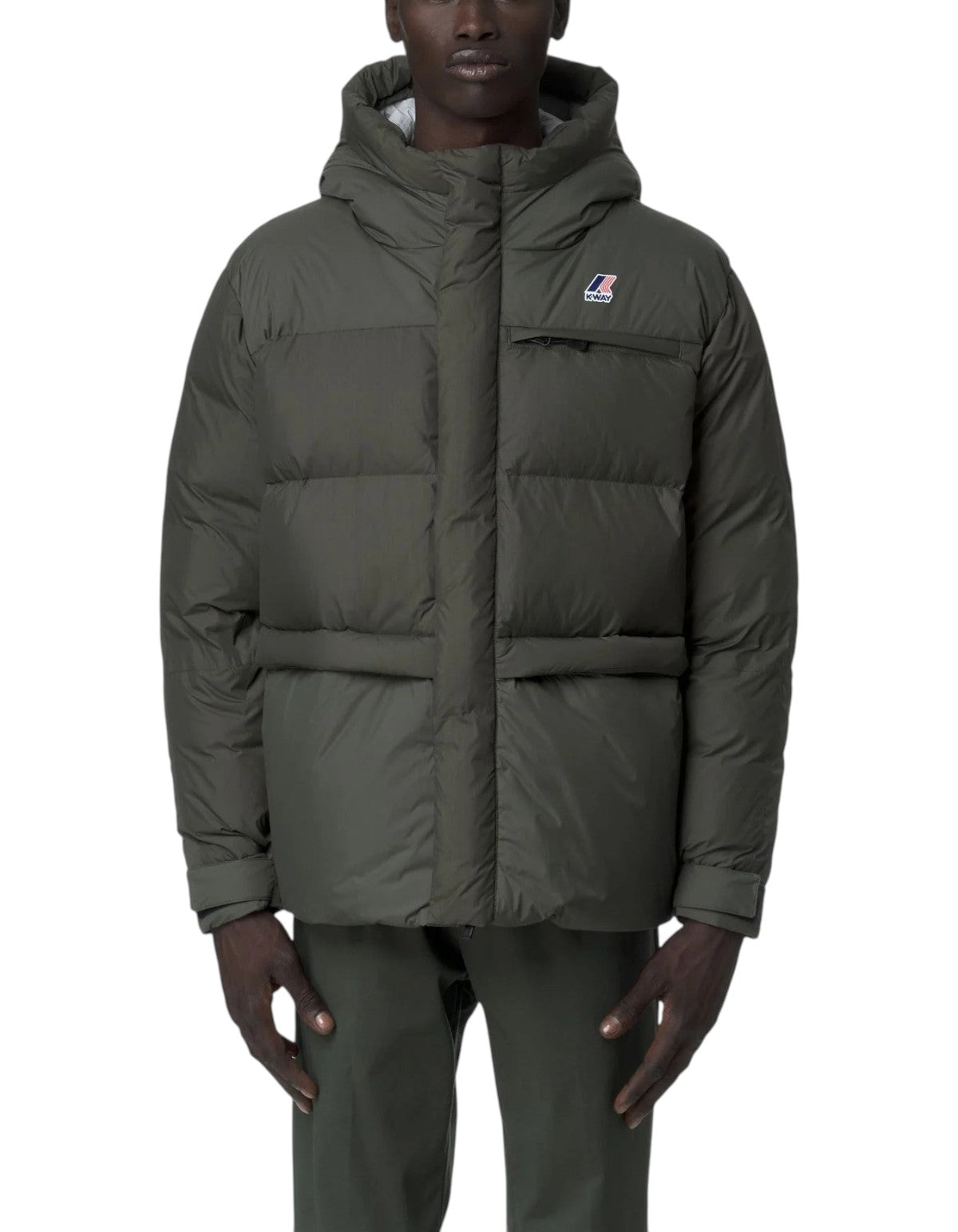 Modello indossa giacca imbottita DevidLabel K-Way Le Vrai 4.0 Aurele Heavy Warm color verde scuro con cappuccio