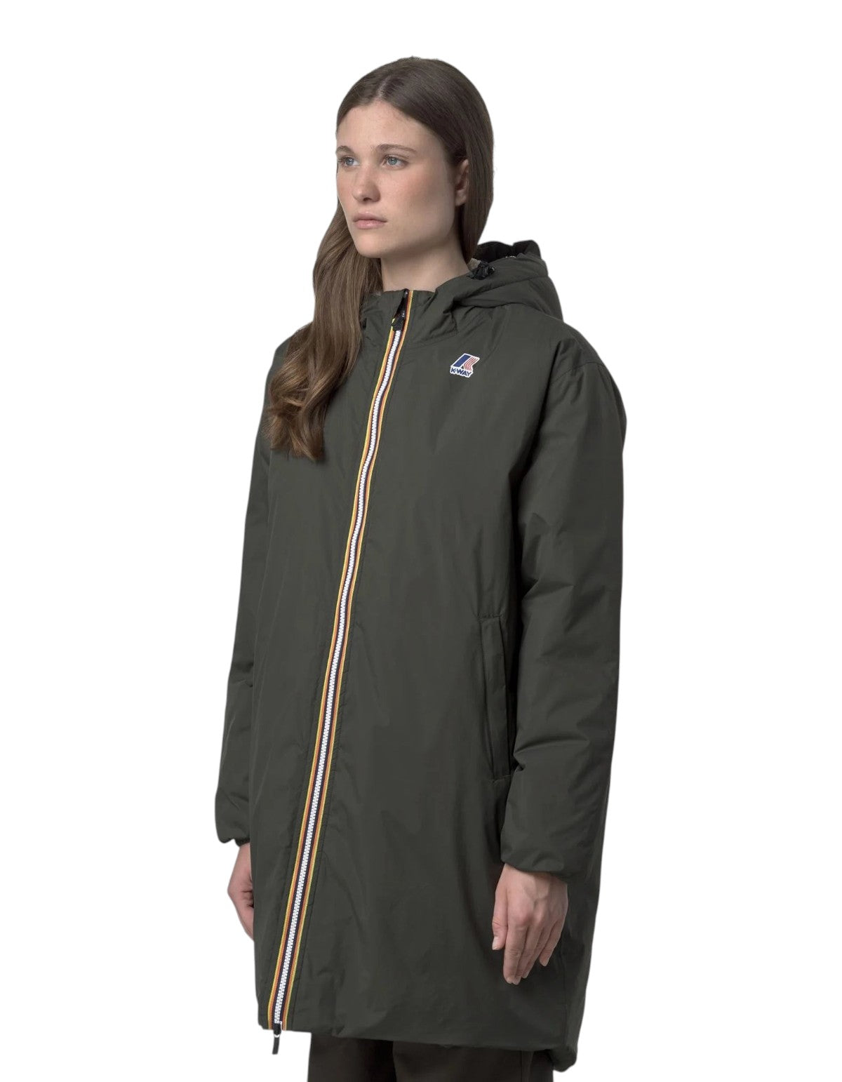 Modella indossa giacca K-Way Le Vrai 4.0 Eiffel East Orsetto verde scuro con zip iconica, proposta da DevidLabel