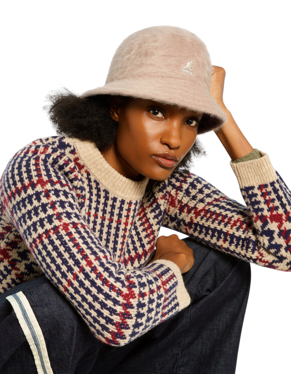 Modella indossa cappello a secchiello Kangol Furgora Casual color Warm Taupe in morbida angora con logo ricamato