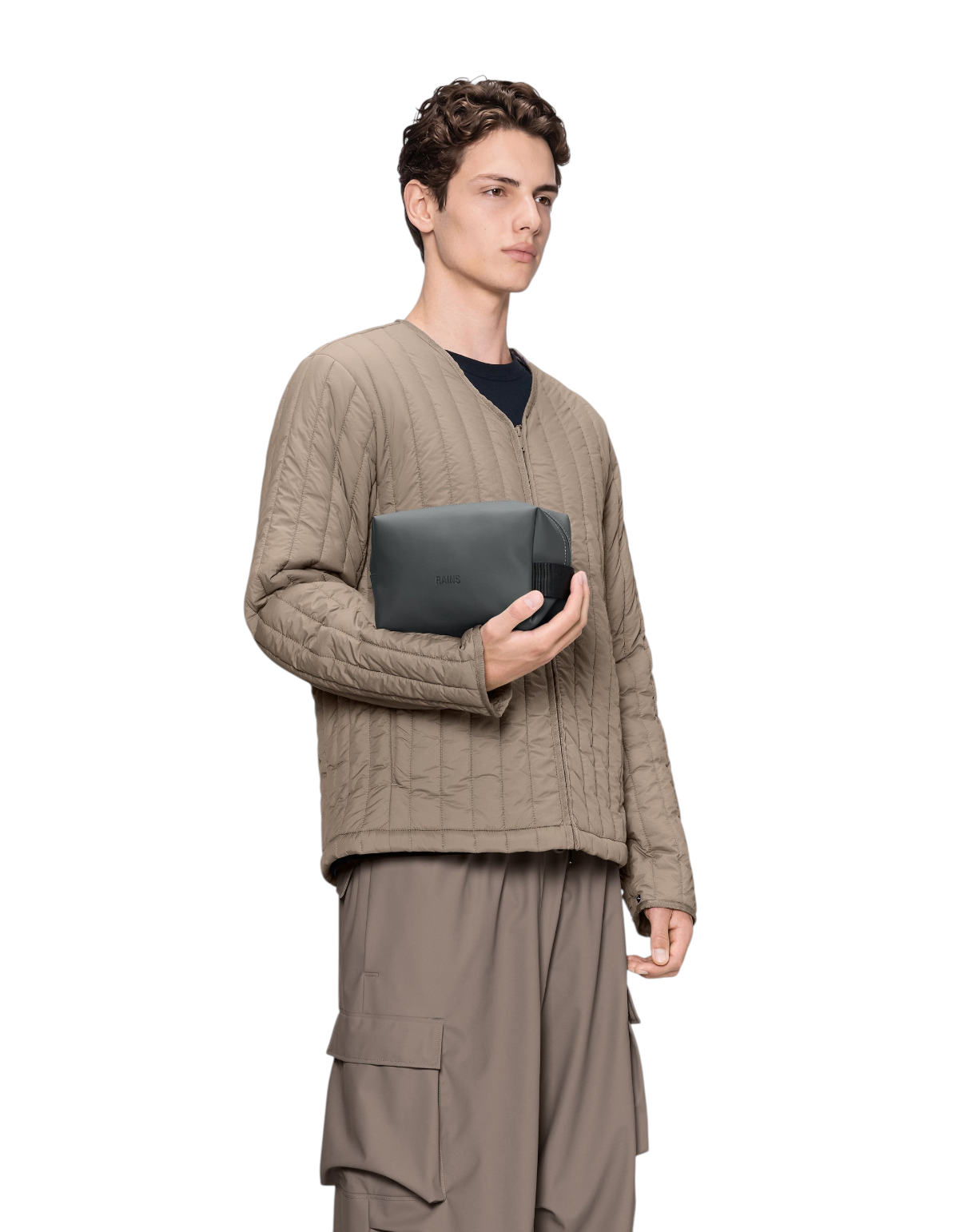 Modello che tiene in mano la Wash Bag Small di DevidLabel in colore Dark Grey, borsa da toilette impermeabile in PU
