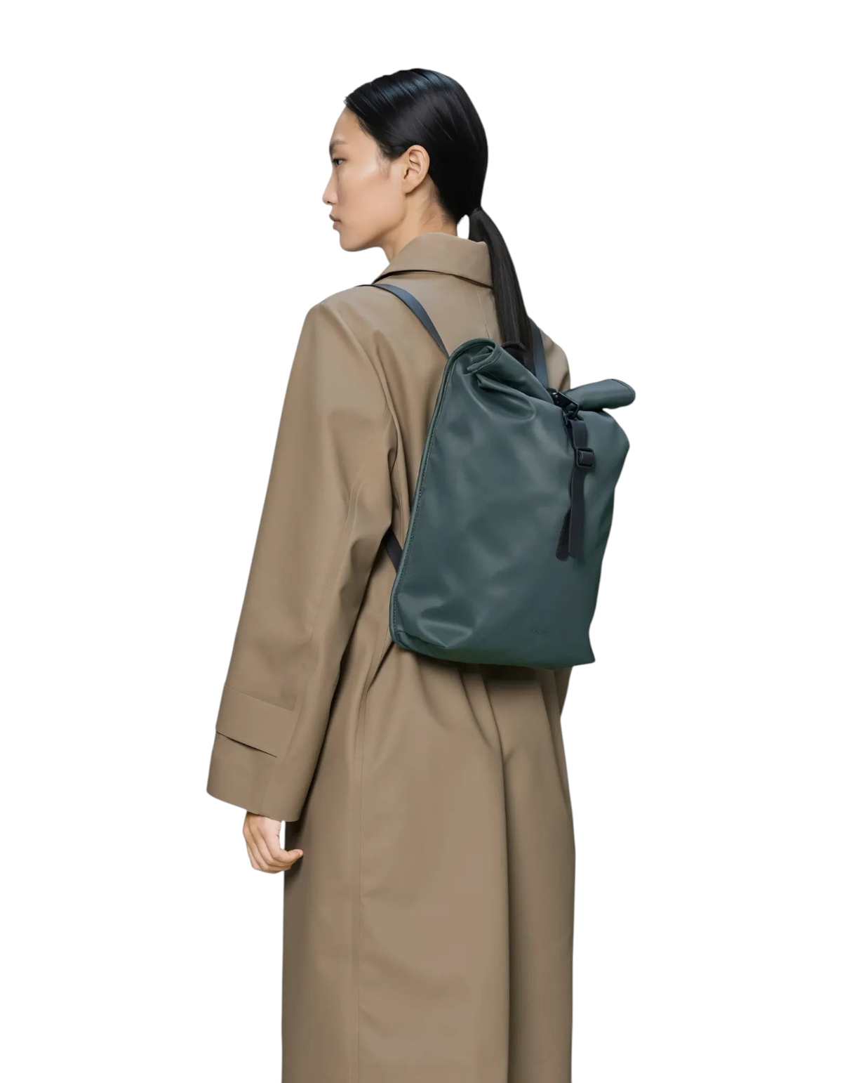 Modella indossa zaino impermeabile DevidLabel Rains Rolltop Rucksack Mini colore Mystique con chiusura a moschettone