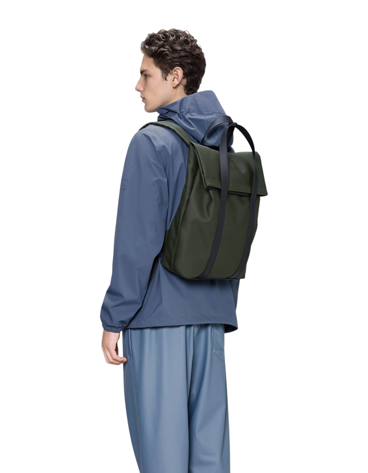Modello indossa zaino DevidLabel Rains 2 Way Tote Backpack verde impermeabile con spallacci e manici neri