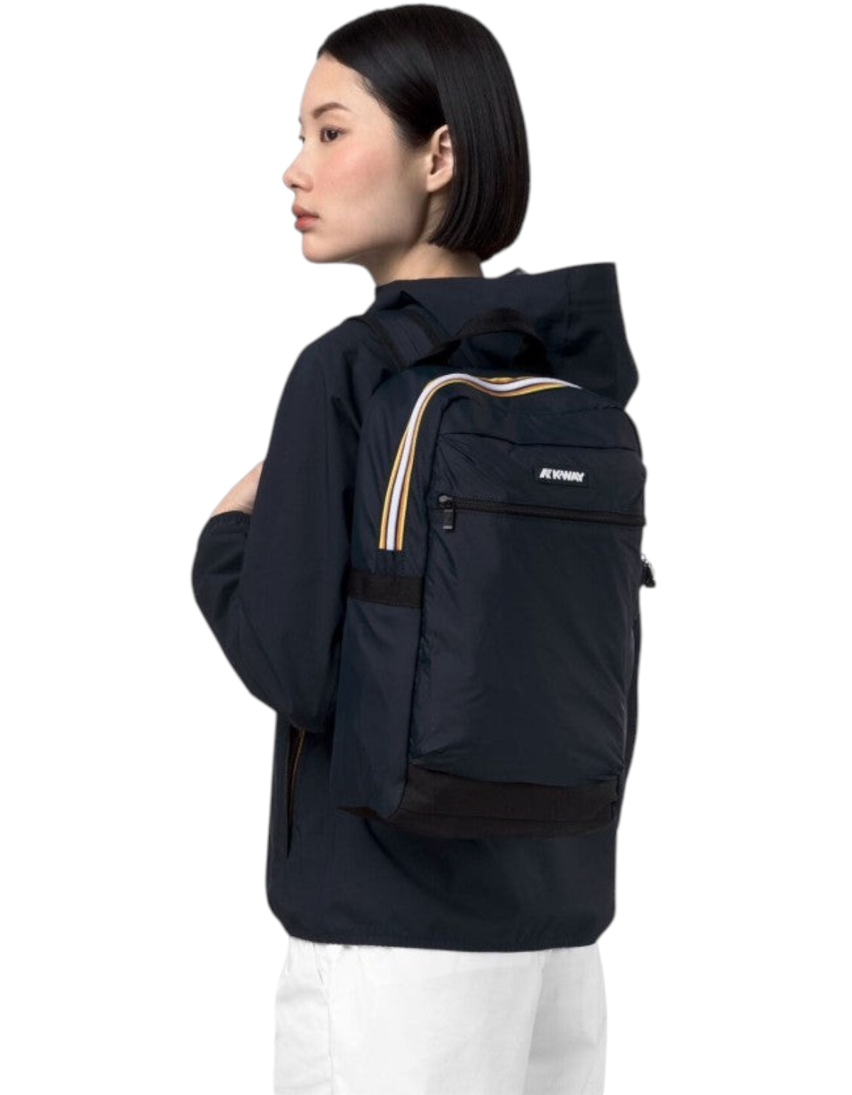 Modella indossa zaino K-Way Mid Laon Blue Depth di DevidLabel con iconico nastro tricolore e logo frontale