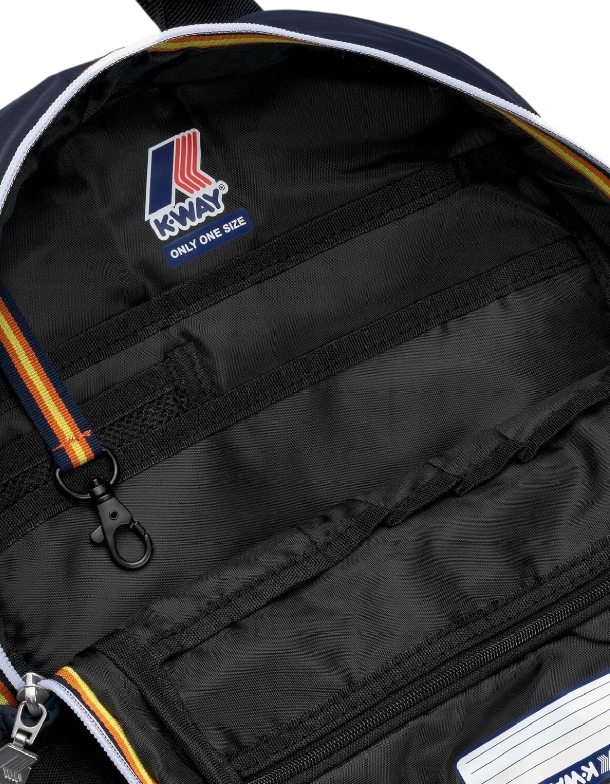 Interno dello zaino DevidLabel K-Way Mid Laon blu con scomparti organizzativi, logo e iconico nastro tricolore