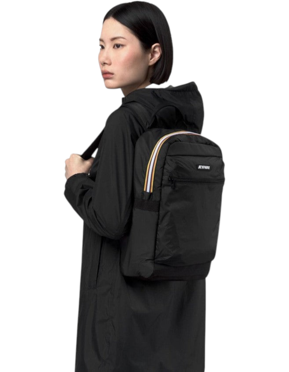 Modella indossa zaino K-Way Mid Laon Black Pure di DevidLabel, design compatto nero con dettagli iconici a righe