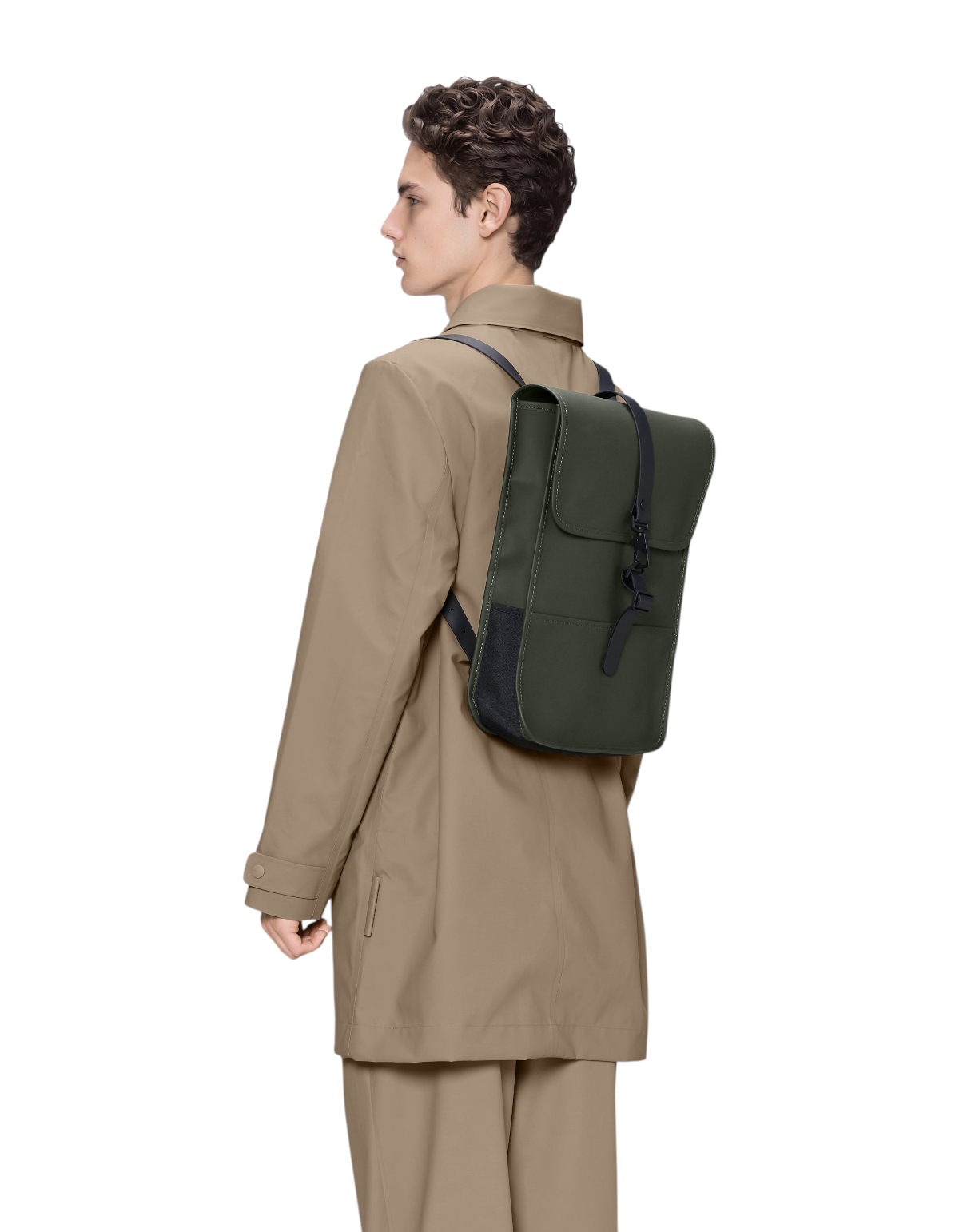 Modello indossa zaino impermeabile Rains Backpack Mini verde di DevidLabel con chiusura a gancio e spallacci regolabili