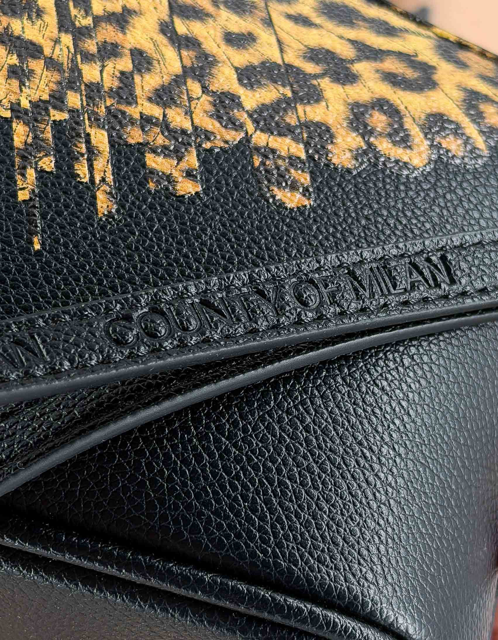 Marcelo Burlon - County Of Milan Beauty Black / Leopard Wings – dettaglio prodotto 2 – Master SKU MBU_COMAS260405UNICA0910_UNICABLACK_LEOPARD_WINGS