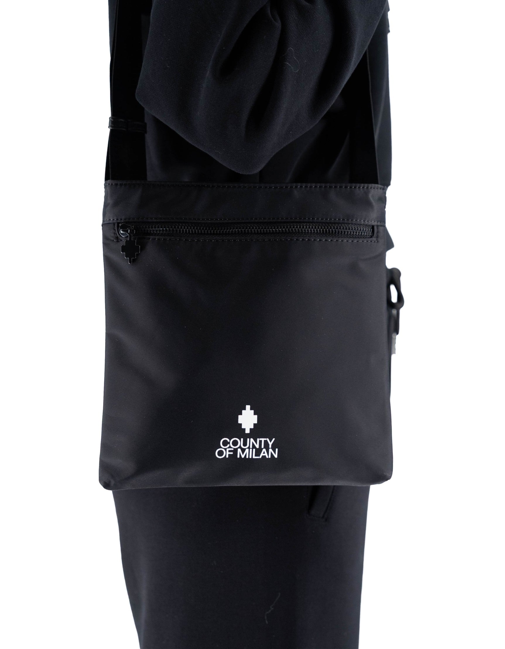 Marcelo Burlon - County Of Milan Borsello A Tracolla In Nylon nero / Bianco – vista principale – Master SKU MBU_COMAF250157UNICA0013_UNICANERO_BIANCO
