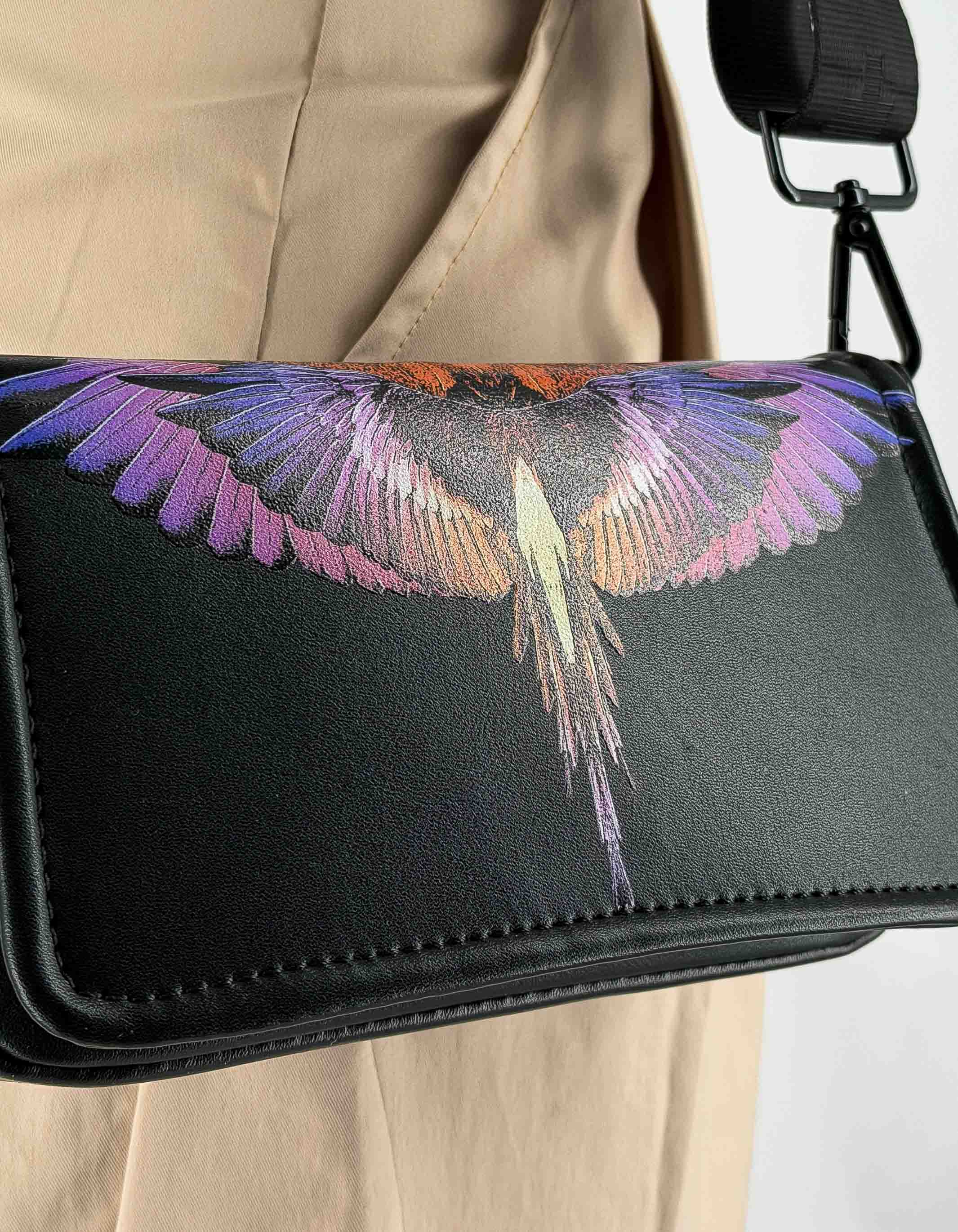 Marcelo Burlon - County Of Milan Borsetta Mini Bag Black / Orange Wings – dettaglio prodotto 2 – Master SKU MBU_COMAS260415UNICA0894_UNICABLACK_ORANGE_WINGS