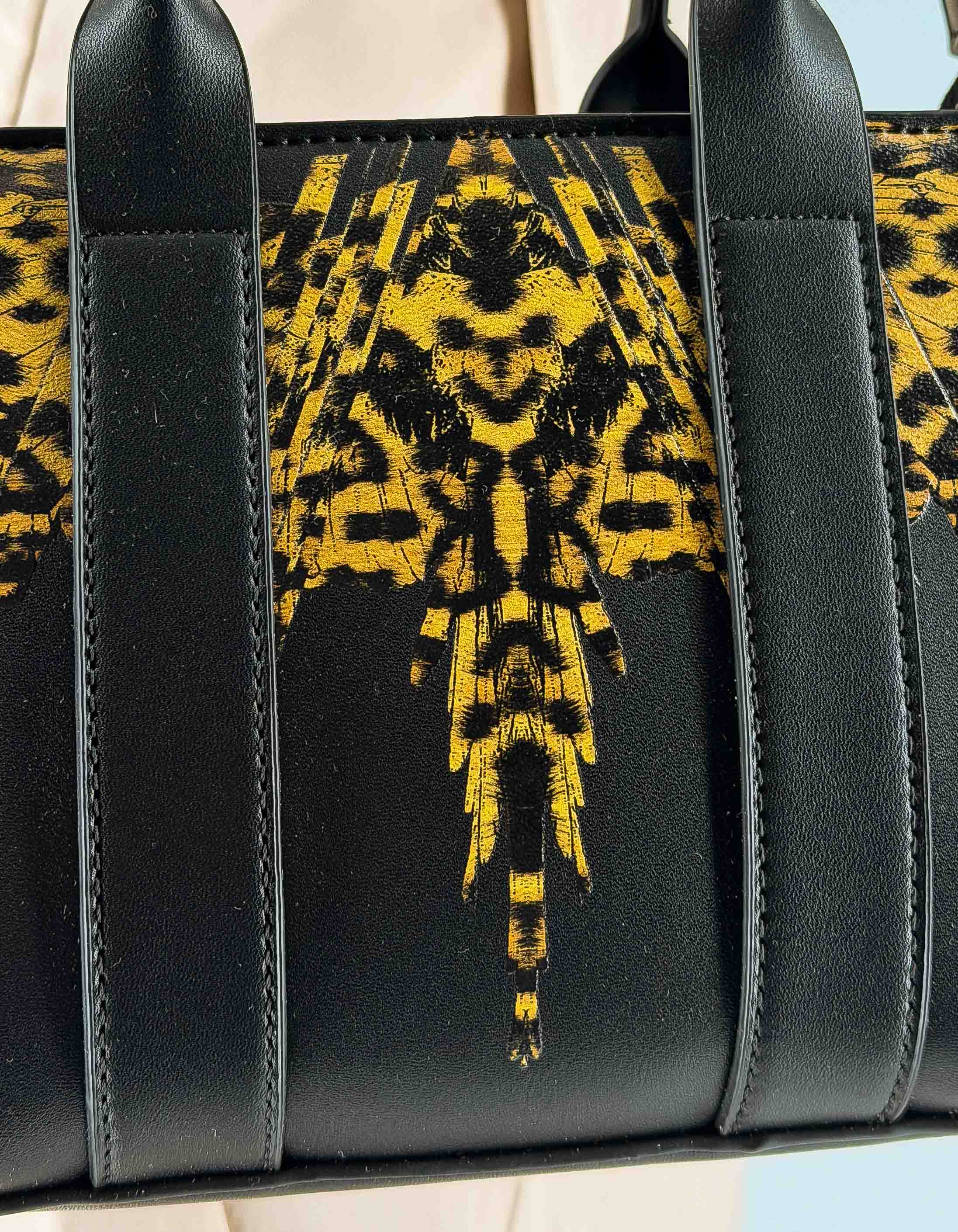Marcelo Burlon - County Of Milan Borsetta Mini Tote Bag Black / Leopard Wings – dettaglio prodotto 2 – Master SKU MBU_COMAS260453UNICA0910_UNICABLACK_LEOPARD_WINGS