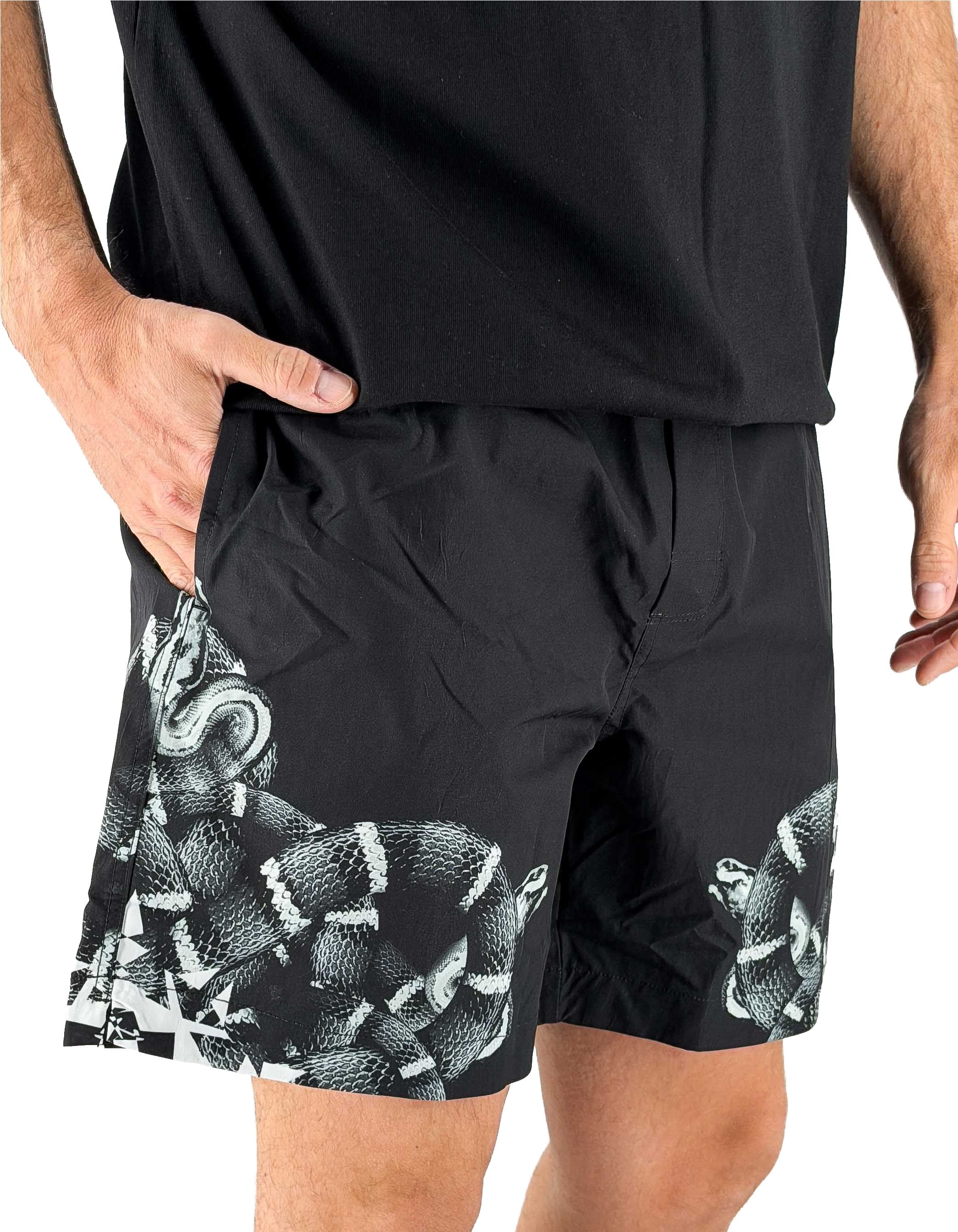 Marcelo Burlon - County Of Milan Snakes Shorts 16 Nero – vista principale – Master SKU MBU_COMAS2606510934_SNAKES_SHORTS_16