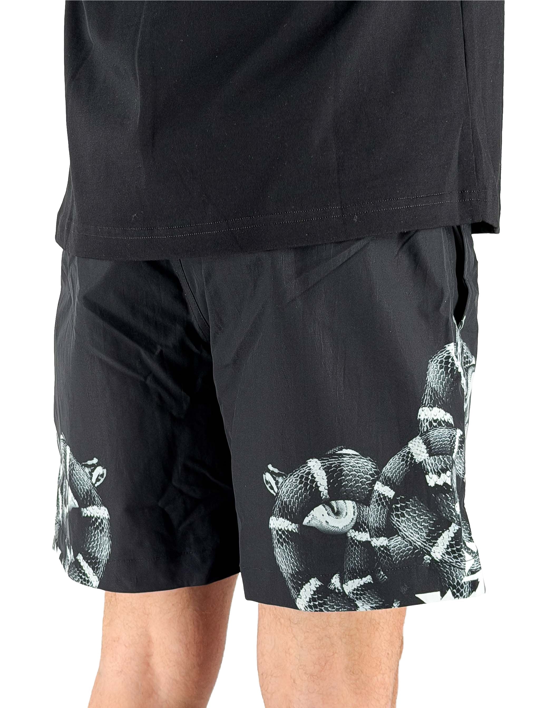 Marcelo Burlon - County Of Milan Snakes Shorts 16 Nero – dettaglio prodotto 2 – Master SKU MBU_COMAS2606510934_SNAKES_SHORTS_16