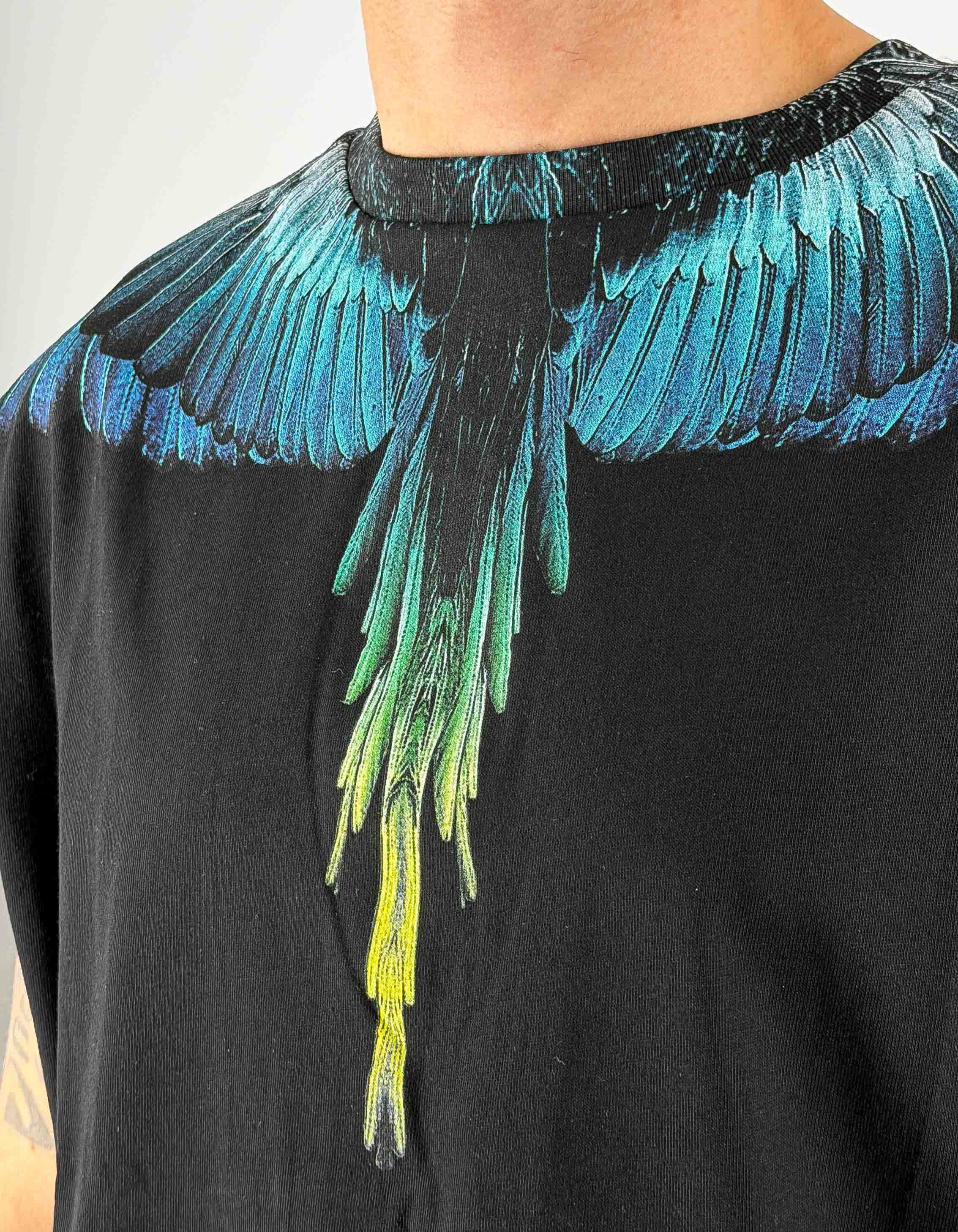 Marcelo Burlon - County Of Milan T-Shirt Smanicata Black Royal Wings – dettaglio prodotto 2 – Master SKU MBU_S6CMMATH023_110