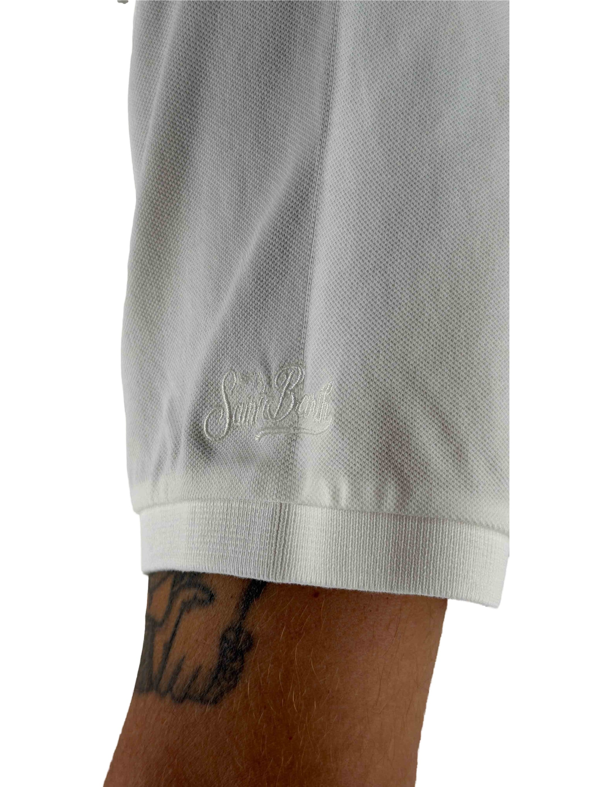 MC2 Saint Barth Polo Uomo Bianca in Piquet Charles con Ricamo Manica – dettaglio prodotto 2 – Master SKU MC2_CHS0001_00123L