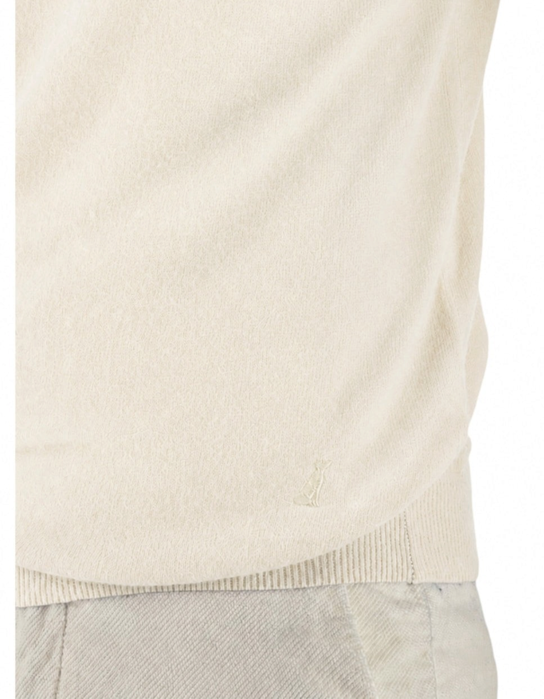Dettaglio del tessuto panna in misto lana e cashmere della maglia a collo alto DevidLabel modello Oslo