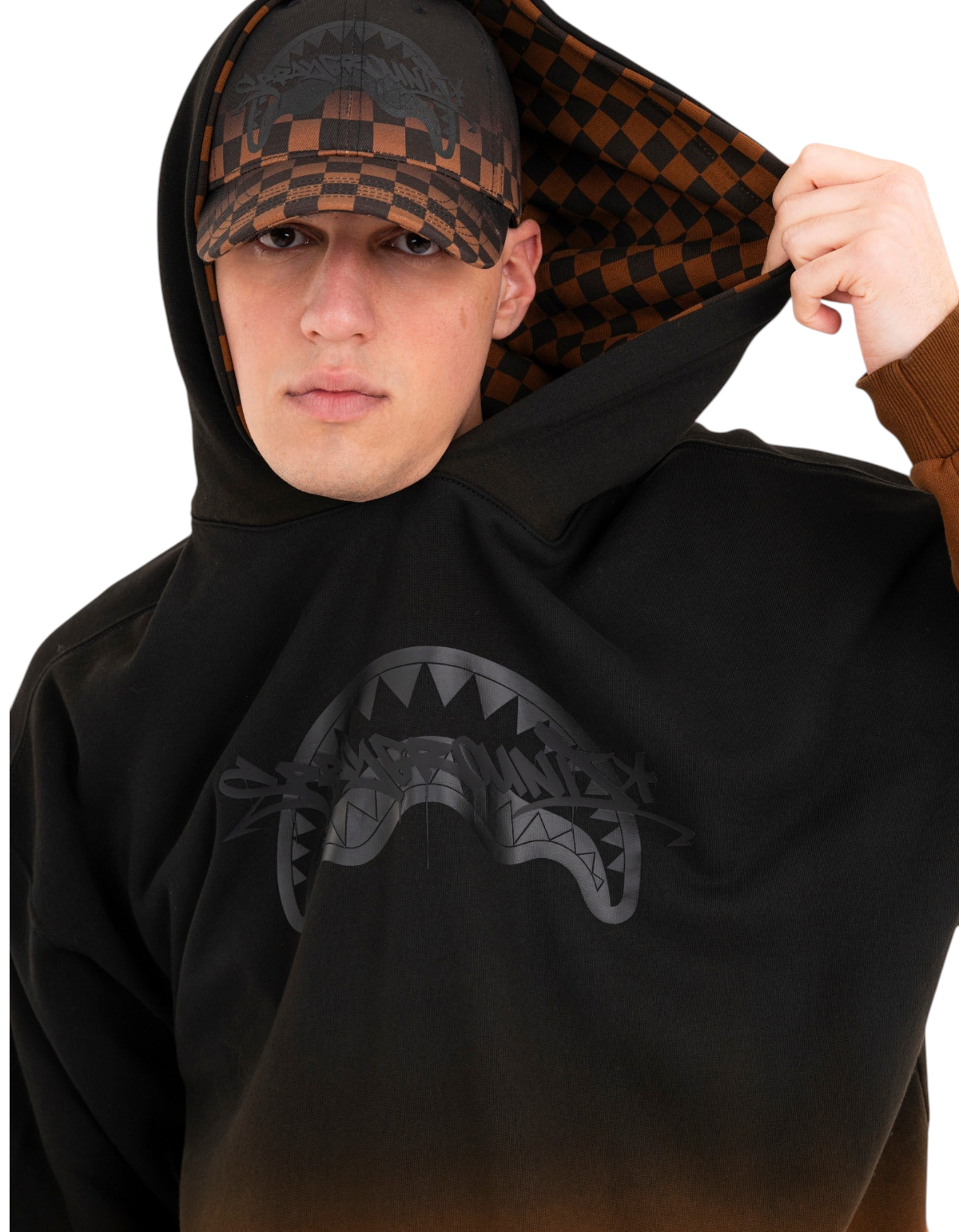 Sprayground Shaded Comfy Hoodie nero e marrone - indossata, dettaglio cappuccio e grafica