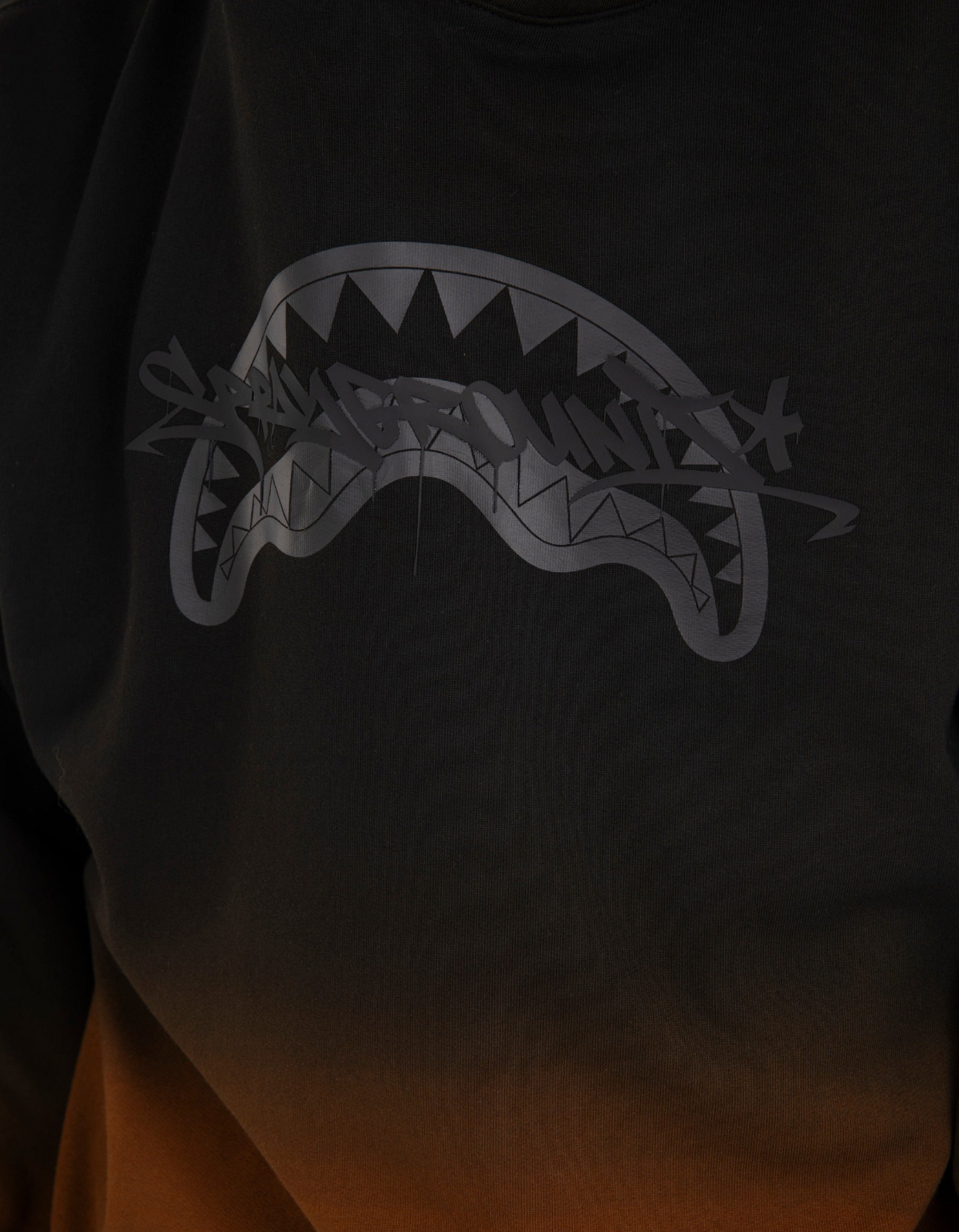 Sprayground Shaded Comfy Hoodie nero e marrone - particolare della stampa frontale Shark