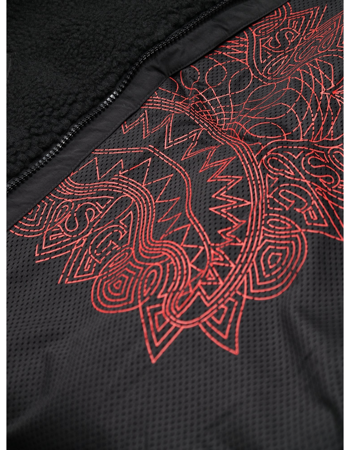 Sprayground Black Puffer Monogram Teddy Jacket nero - dettaglio grafica rossa sulla fodera interna