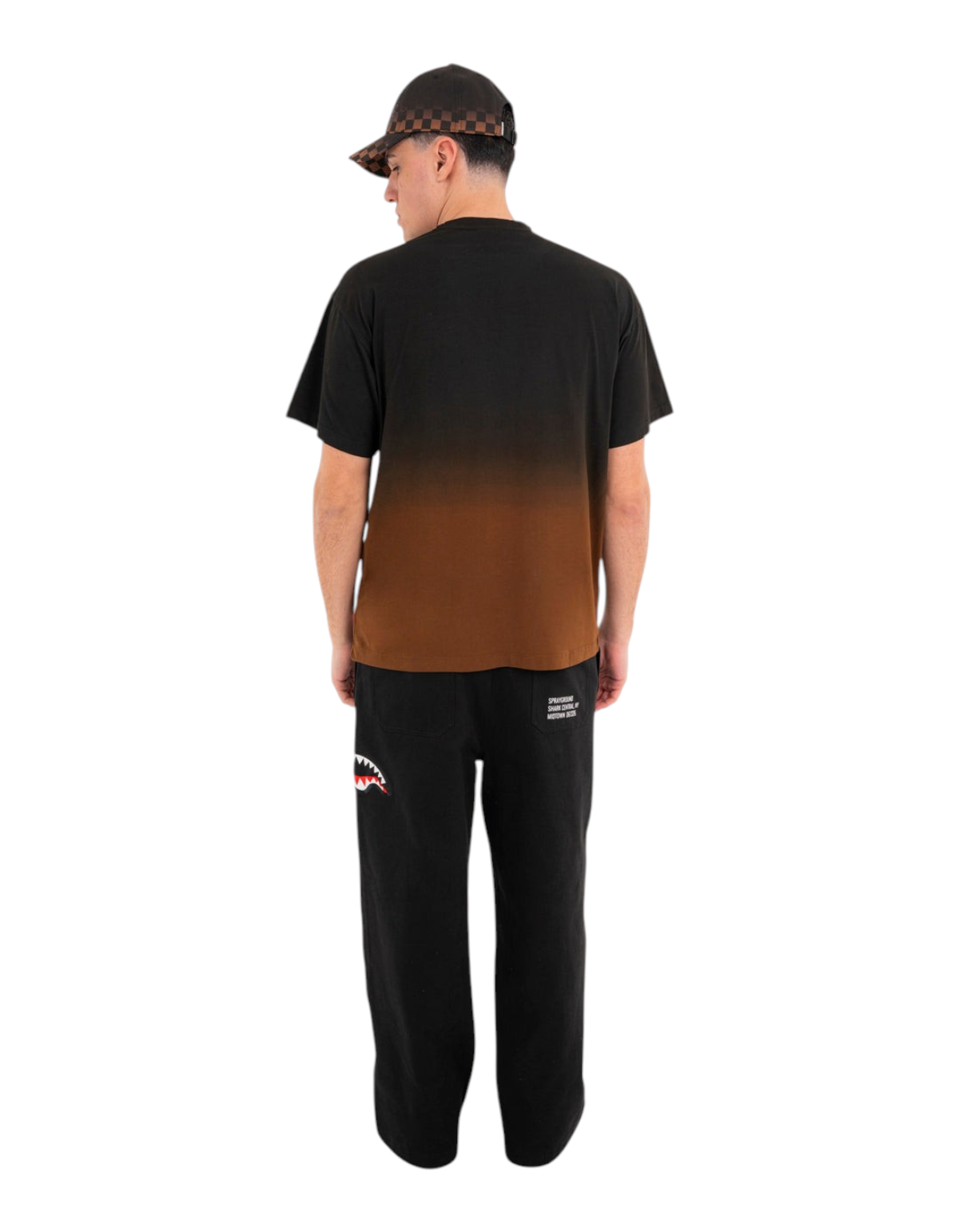 Sprayground Shaded New Regular T-Shirt – indossata, vista posteriore