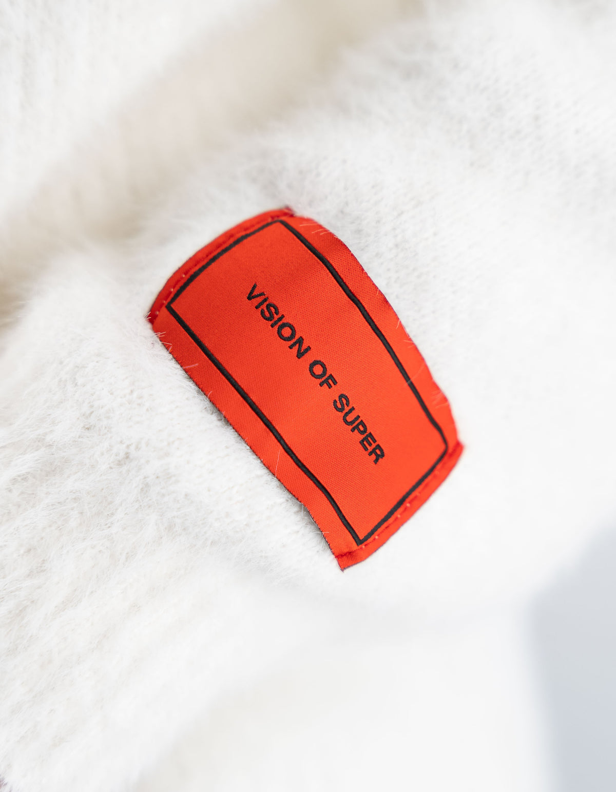 Vision Of Super Offwhite Sweater With Embroired On Neck Anche Patch Off White – dettaglio prodotto 3 – Master SKU VOS_VS007SW-02_OFF_WHITE