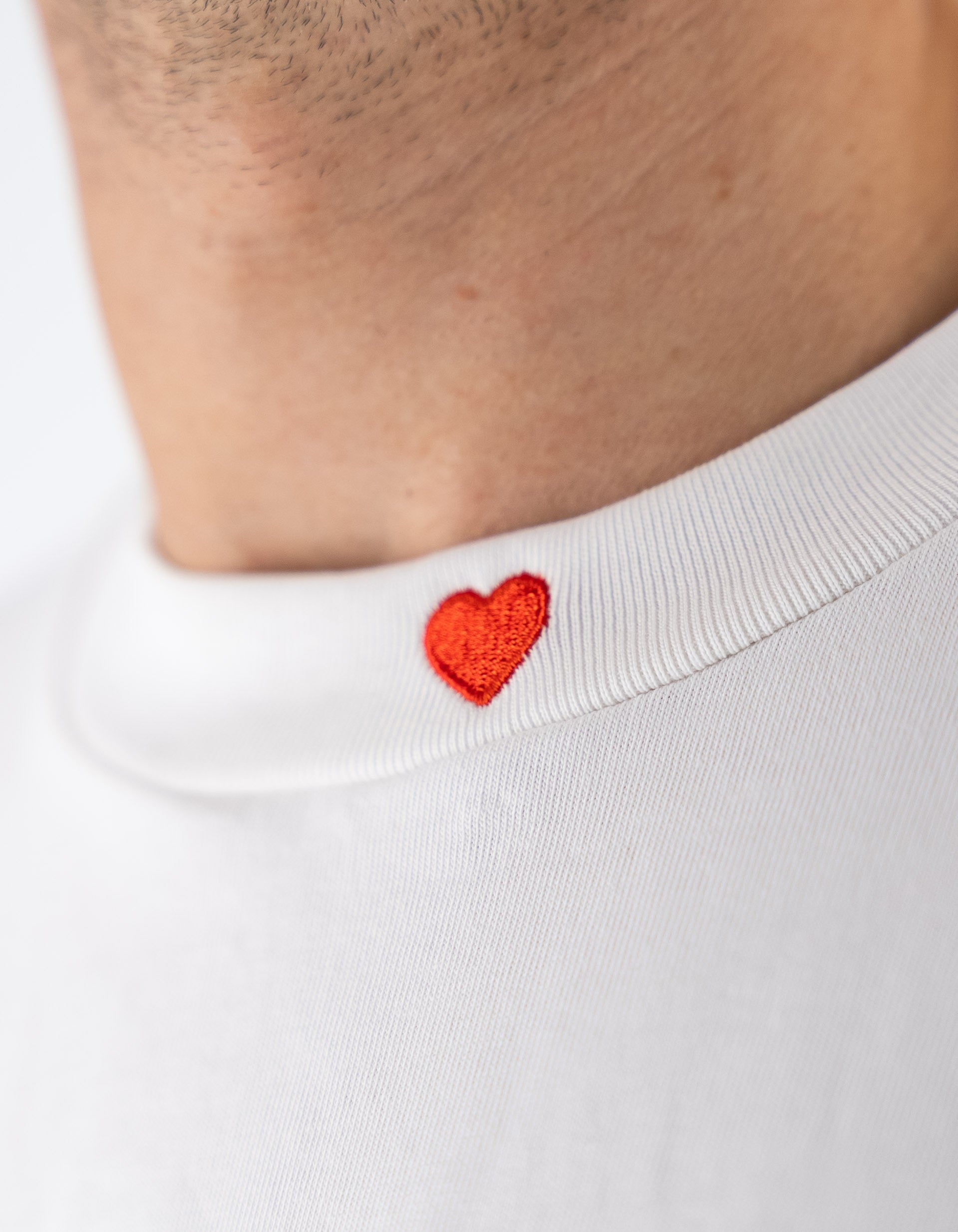Vision Of Super Offwhite Tee With Embroidered Full Hearth On The Neck And Patch On Back Off White – dettaglio prodotto 2 – Master SKU VOS_VS007TE-02_OFF_WHITE