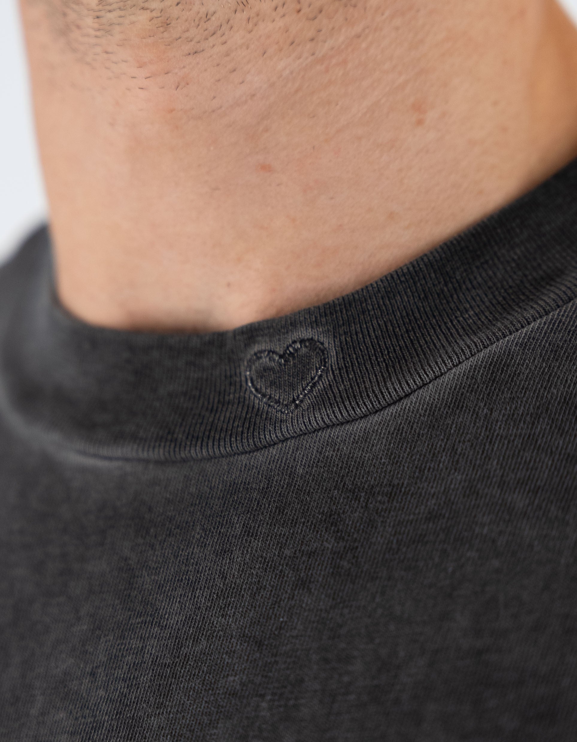 Vision Of Super Stone Wash Black Tee With Embroidered Hearth On The Neck And Patch On Back Stone Wash – dettaglio prodotto 2 – Master SKU VOS_VS006TE-04_STONE_WASH