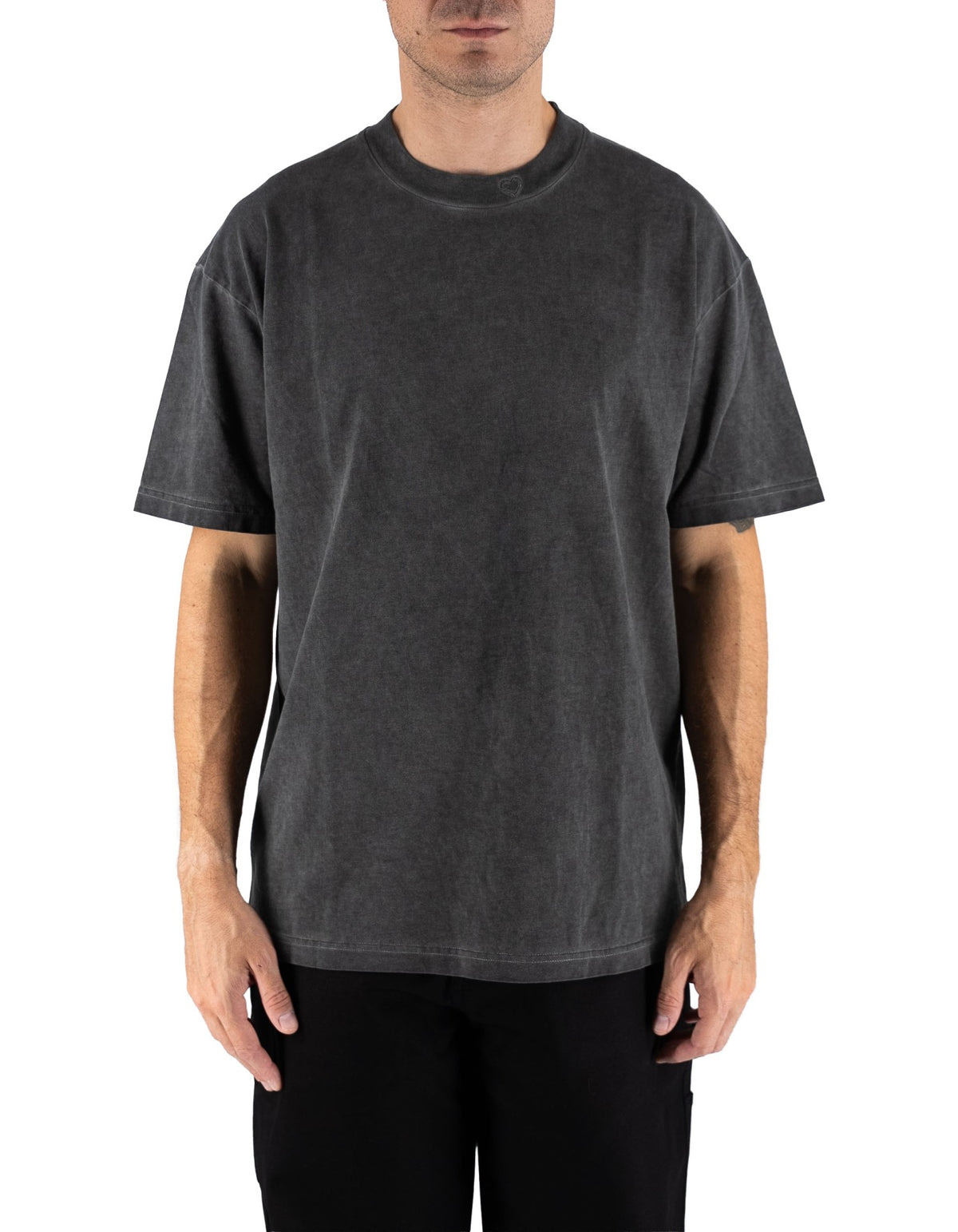 Vision Of Super Stone Wash Black Tee With Embroidered Hearth On The Neck And Patch On Back Stone Wash – dettaglio prodotto 3 – Master SKU VOS_VS006TE-04_STONE_WASH
