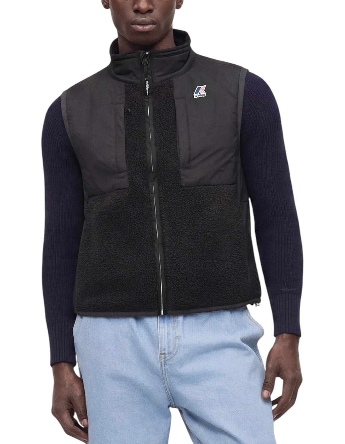 Modello indossa gilet DevidLabel K-Way Vital 4.0 Orsetto nero con texture in pile e chiusura zip frontale