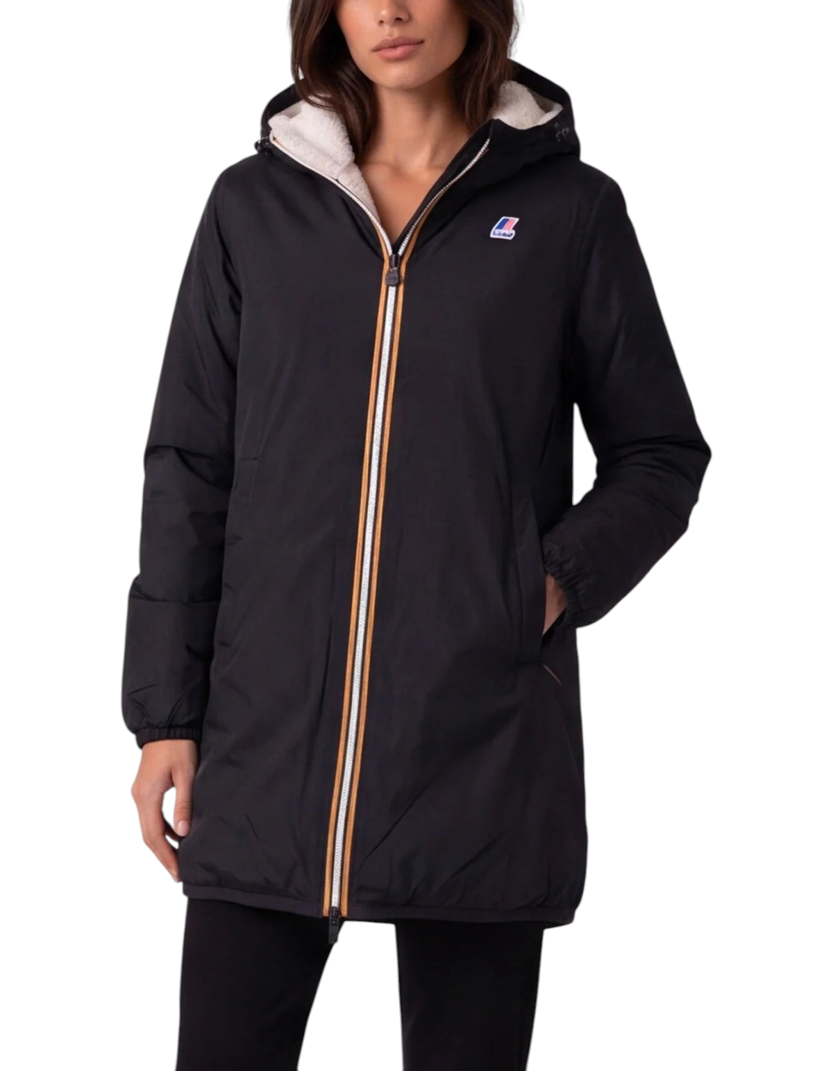 Modella indossa giacca K-Way Jacinthe Orsetto nera con interno in pile, cappuccio e zip frontale, DevidLabel