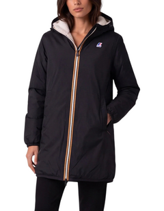 Modella indossa giacca K-Way Jacinthe Orsetto nera con interno in pile, cappuccio e zip frontale, DevidLabel