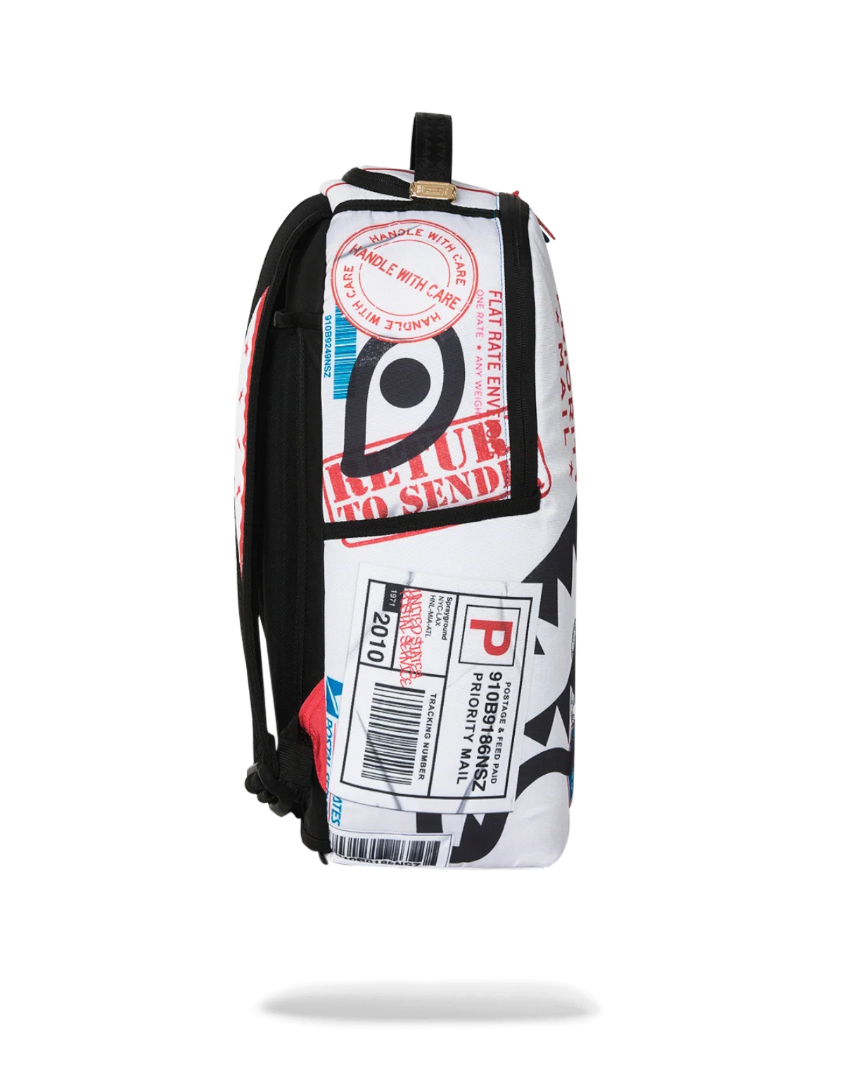 Zaino DevidLabel Sprayground con stampa grafica ispirata ai pacchi postali USPS, bianco con dettagli rossi e neri
