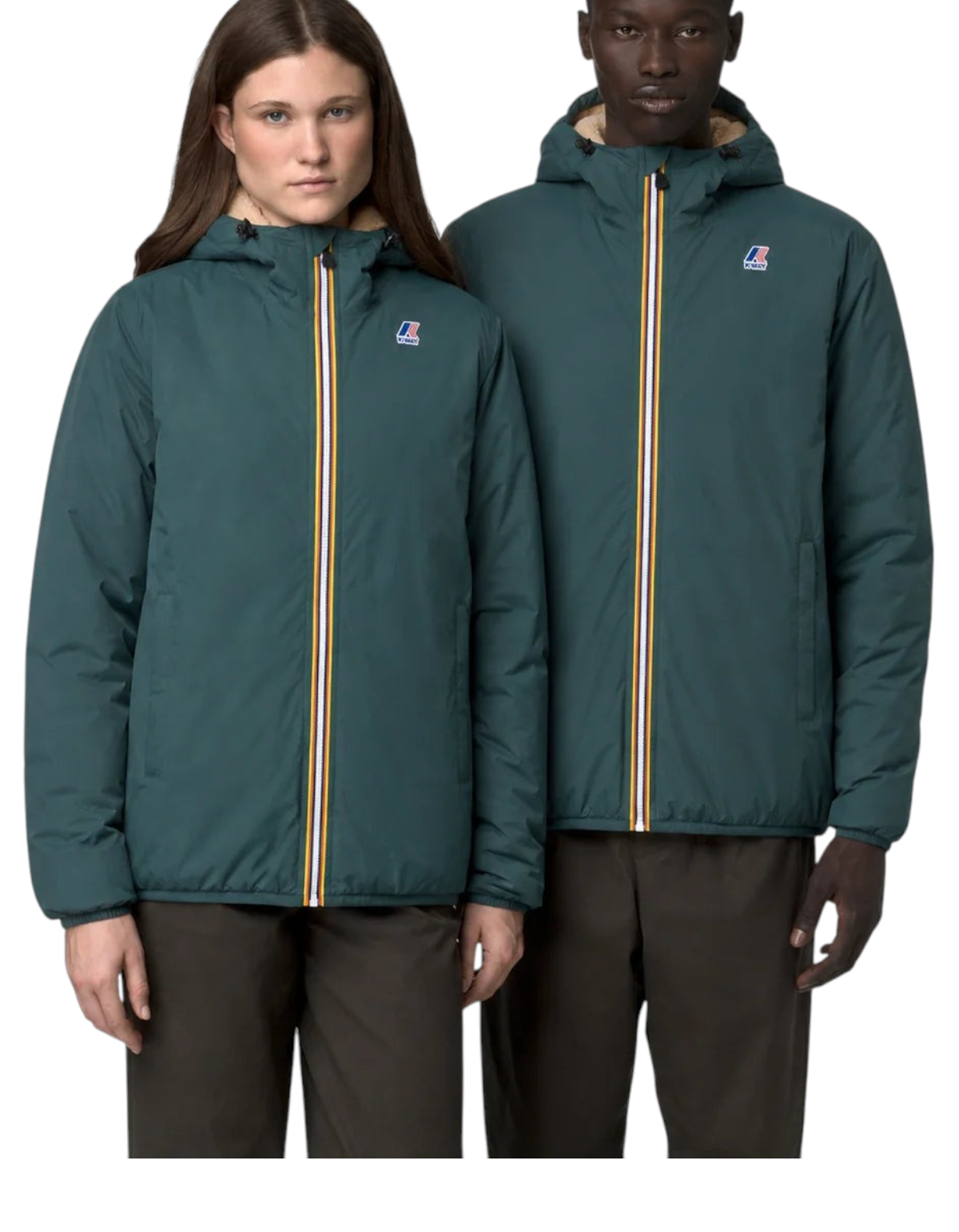 Modello e modella indossano la giacca unisex DevidLabel K-Way Le Vrai 4.0 Claude Orsetto verde scuro con interno caldo