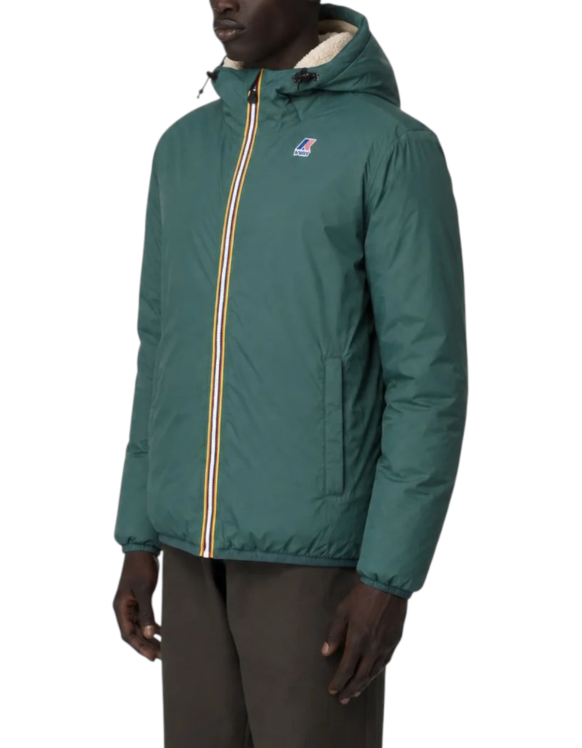 Modello indossa giacca K-Way Le Vrai 4.0 Claude Orsetto verde scuro con interno in pile da DevidLabel