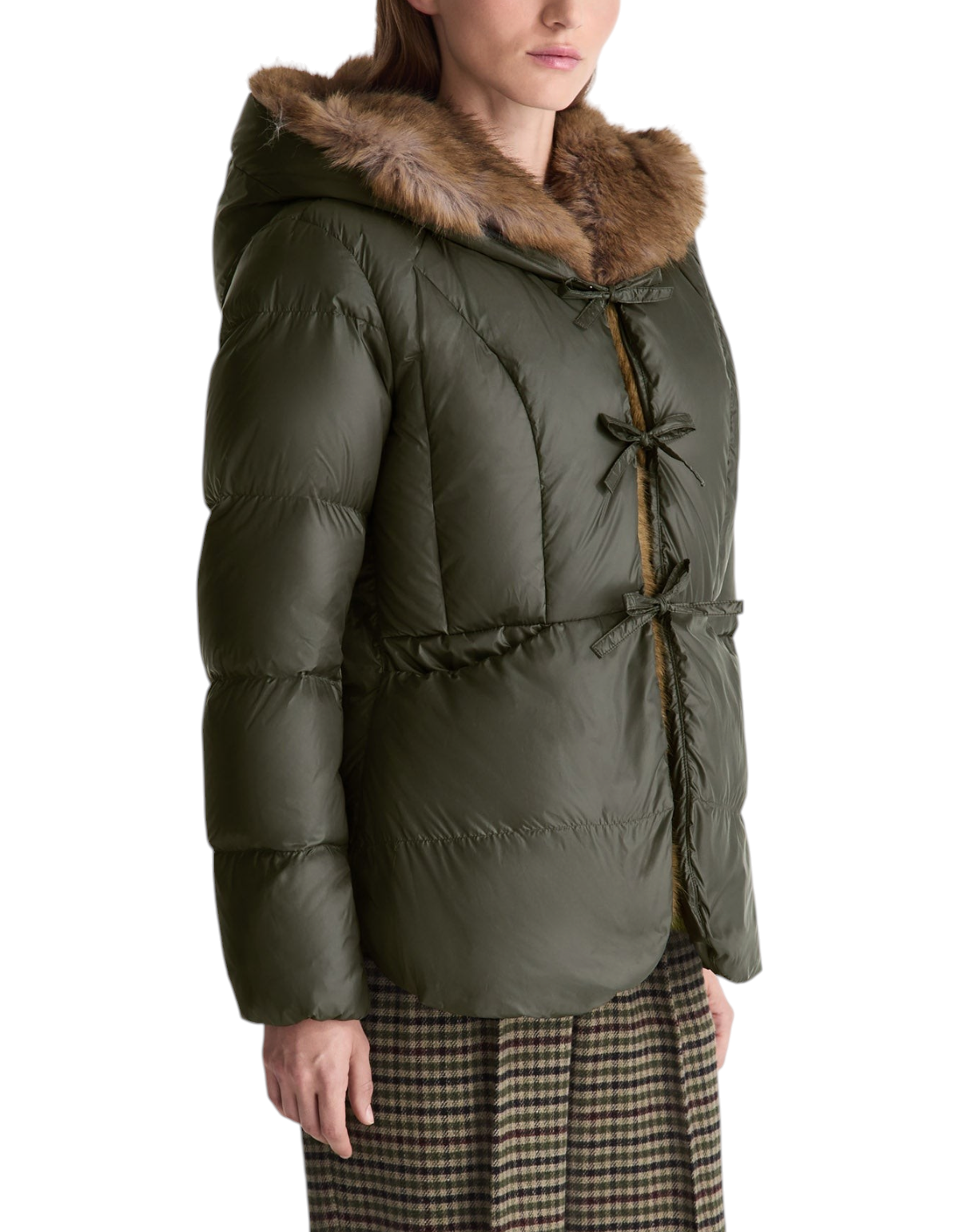 Modella indossa piumino corto DevidLabel Peuterey Vertis verde edera con cappuccio rifinito in ecofur
