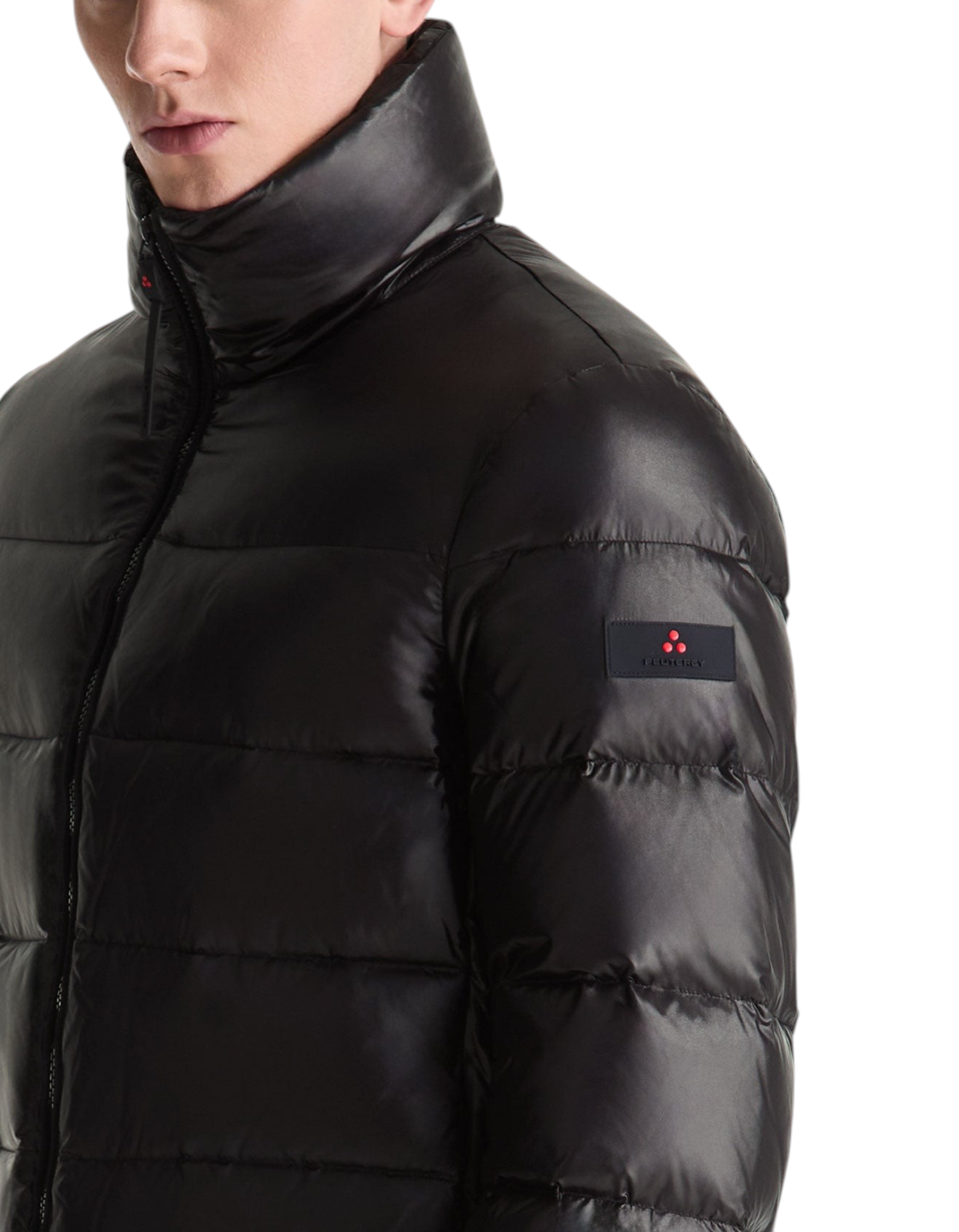 Modello indossa piumino corto nero Peuterey Keke LKS GRS Linear con collo alto, disponibile su DevidLabel